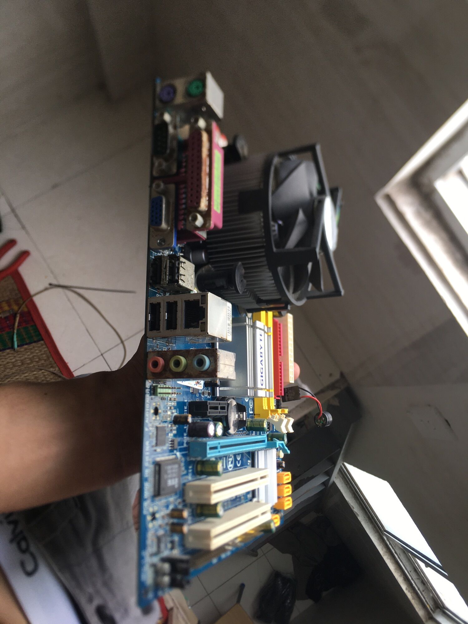 Main giga 945 +cpu E5200