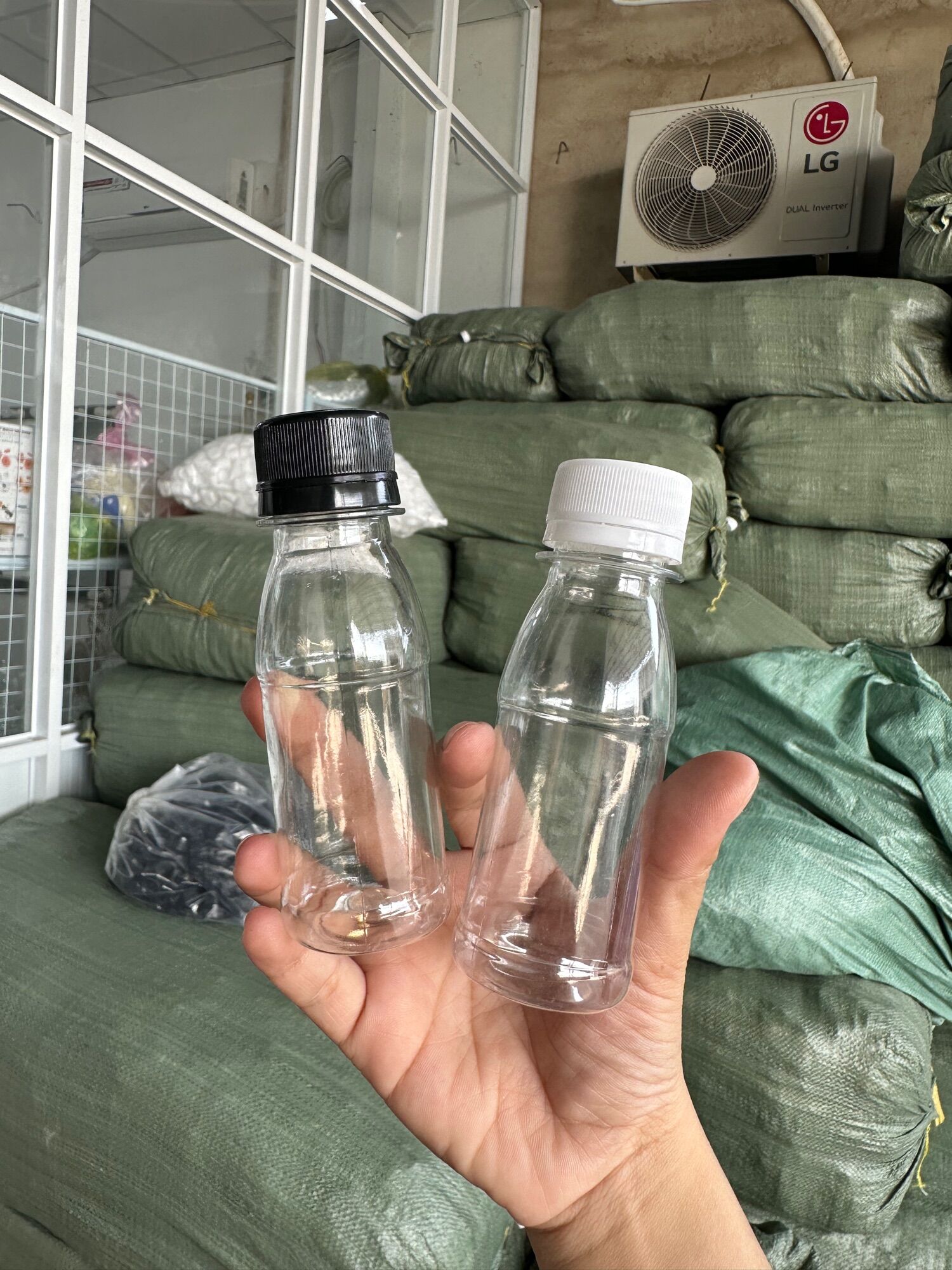 1 Chai đựng nước sốt , nước chấm 100ml kèm nắp đen