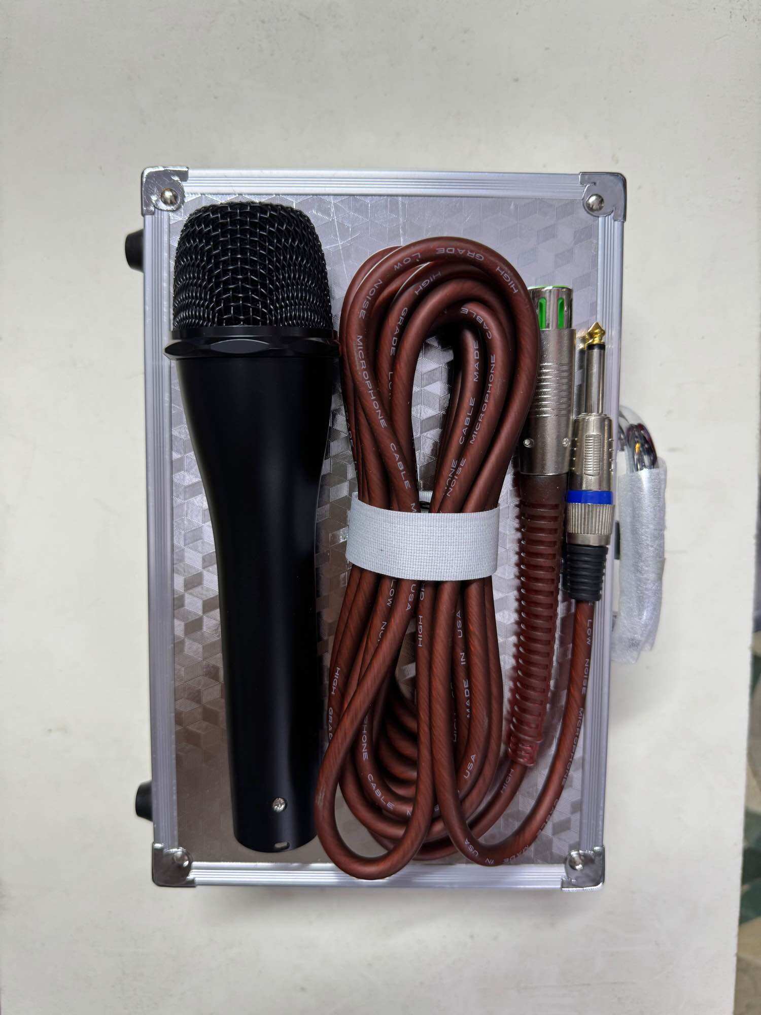 Micro có dây hát Karaoke 838 màu đen,bảo hành đổi mới