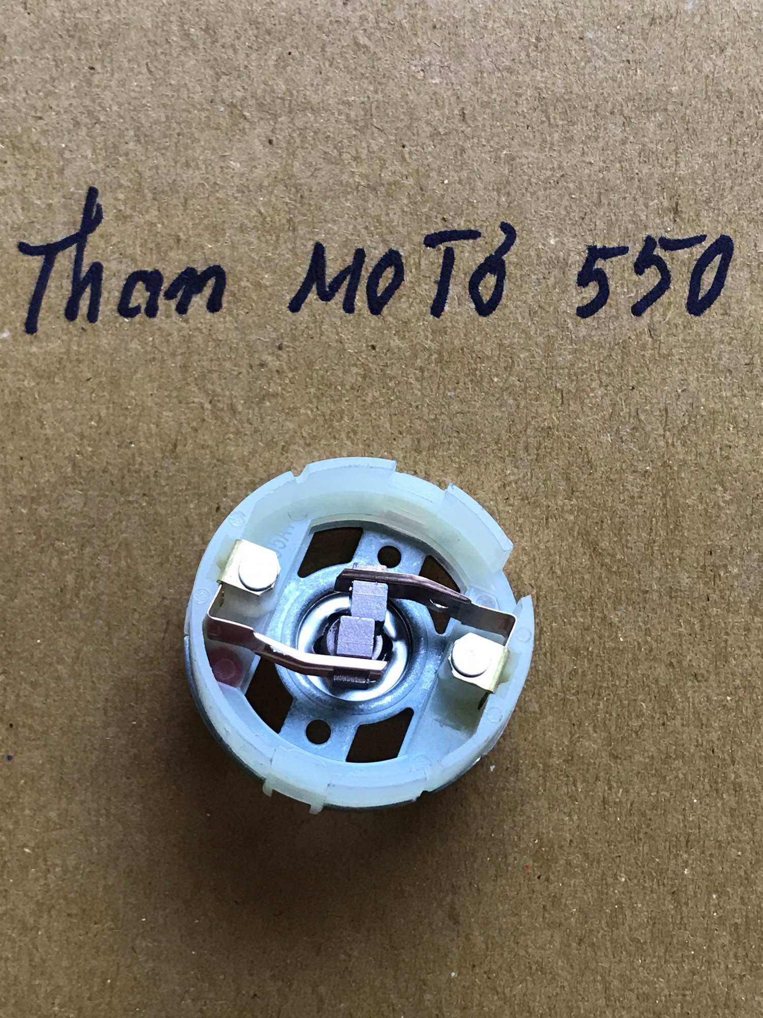 Đế than cho mô tơ 550 chổi than cho mô tơ