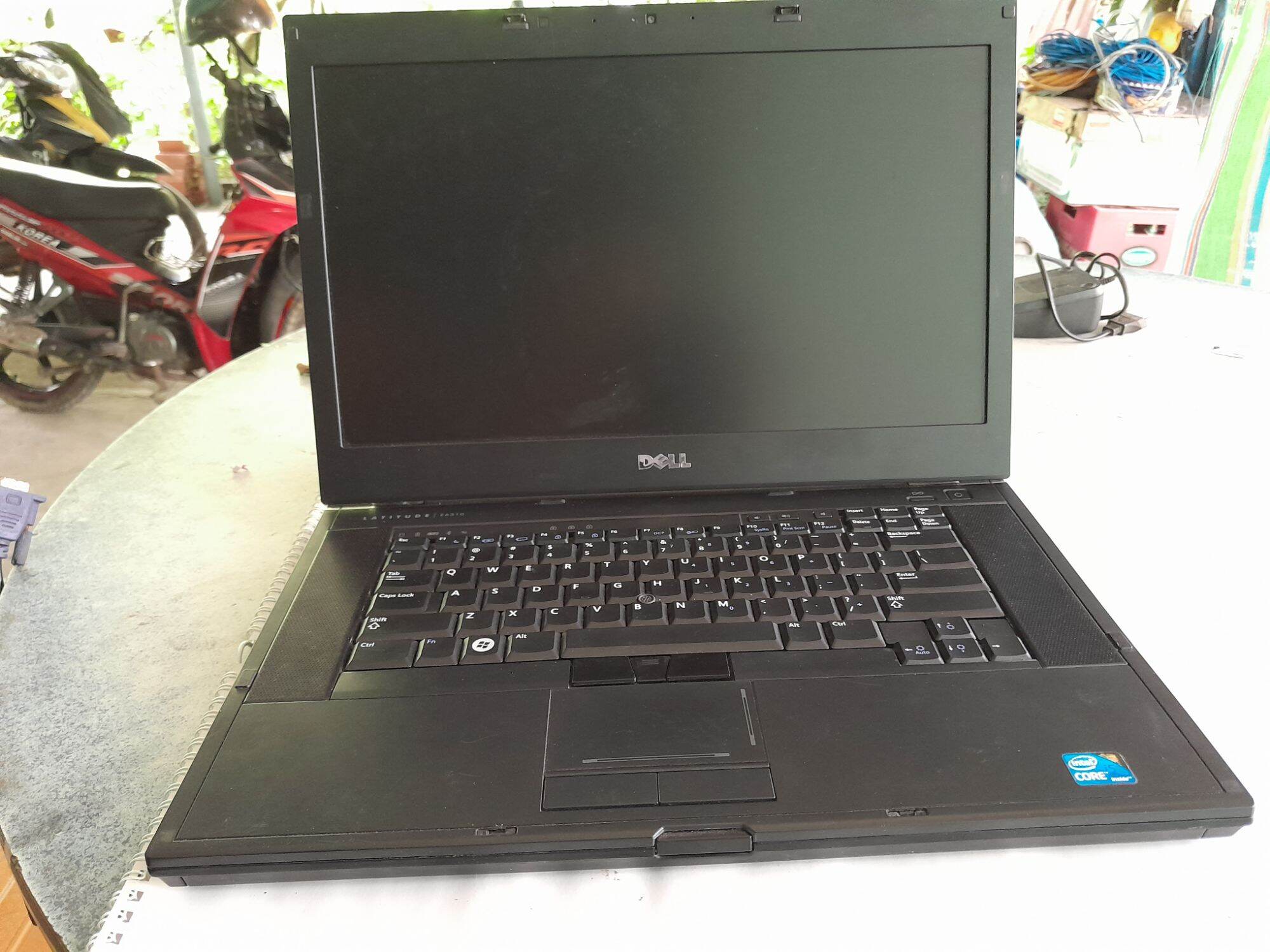Bán xác laptop dell e6510, máy không lên hình. giá bán 400k.