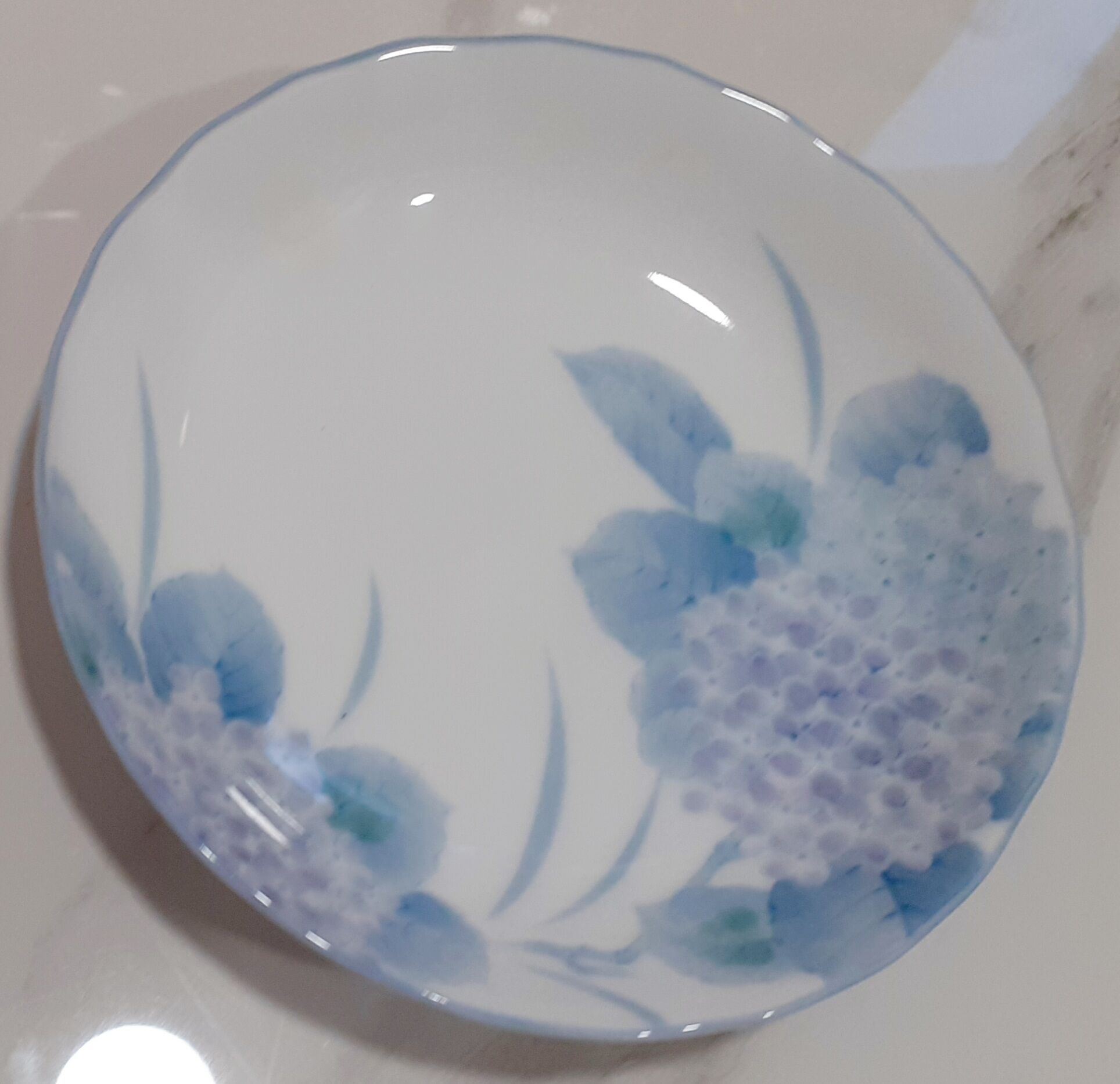 Đĩa gốm sứ họa tiết hoa cẩm tú cầu 13cm x 2cm