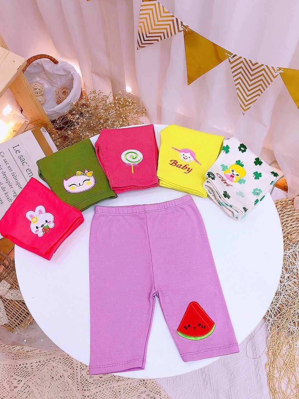 Quần legging lửng thêu hình cho bé gái (1 cái)