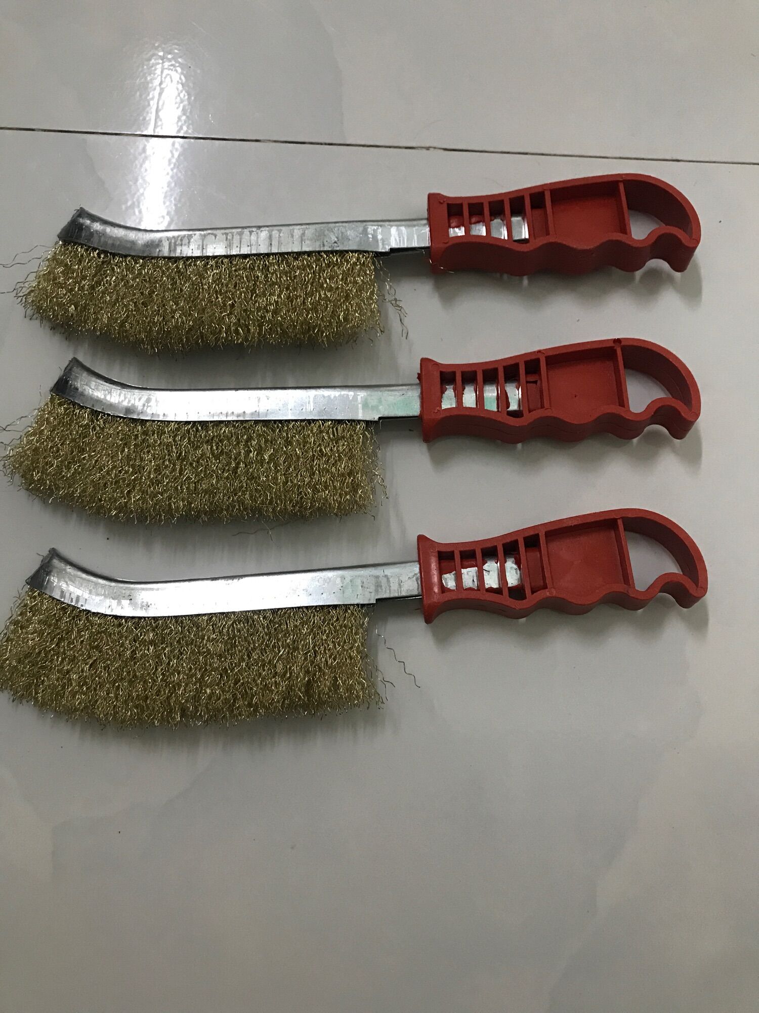 Chổi sắt cán đỏ chà rỉ- Bàn chải sắt đánh rỉ loại 1