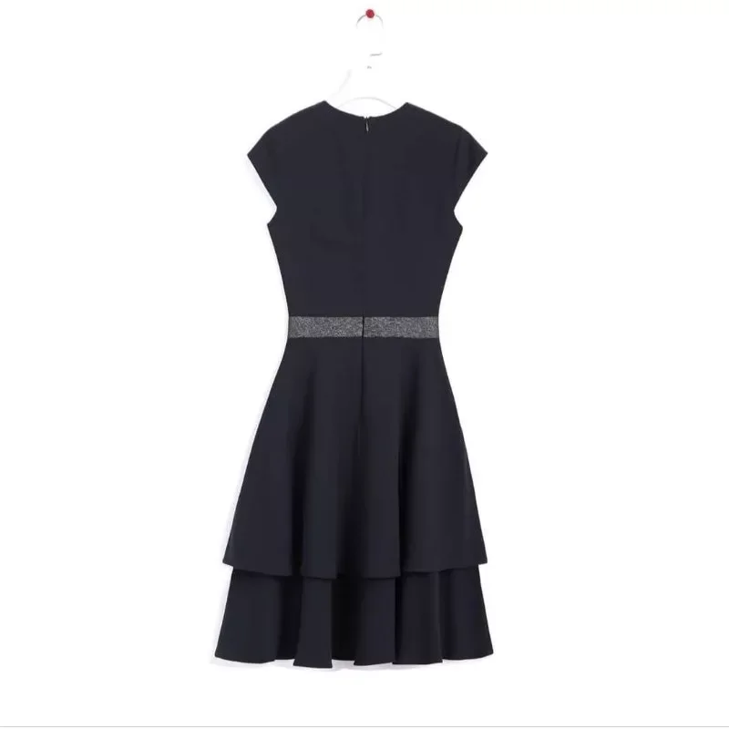 Đầm tầng, dáng A xoè nhẹ, tay con