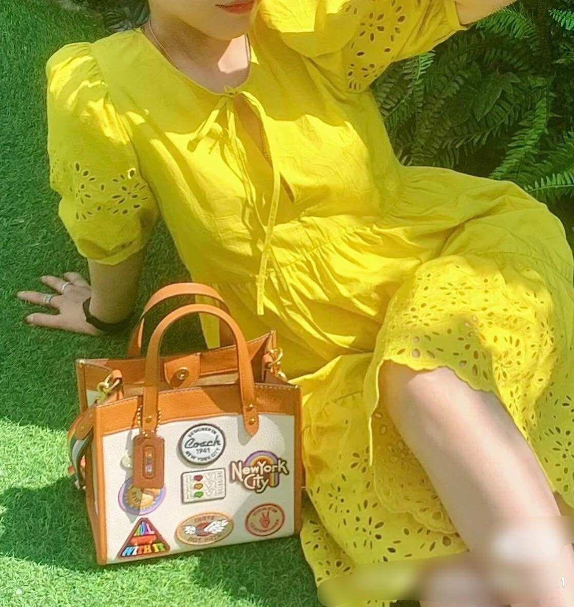 Túi tote nữ trẻ trung Co.ach Field tote cho nàng công sở