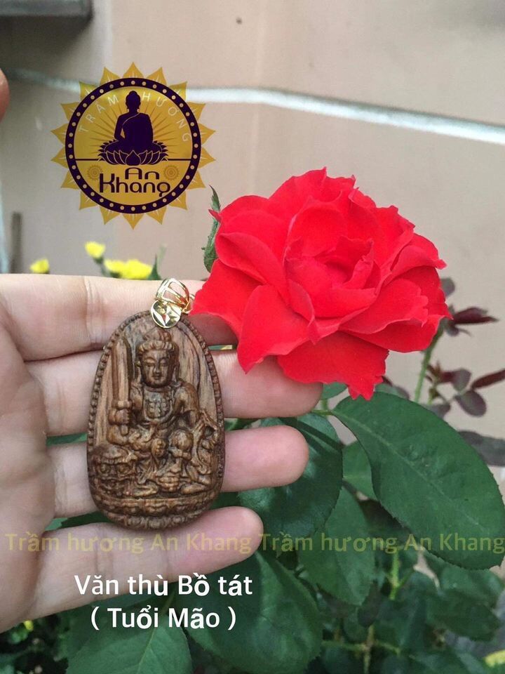 Mặt bản mệnh trầm tốc tự nhiên.