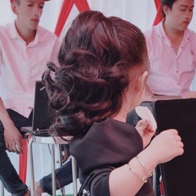 Ngoặm tóc xoăn cho bé gái