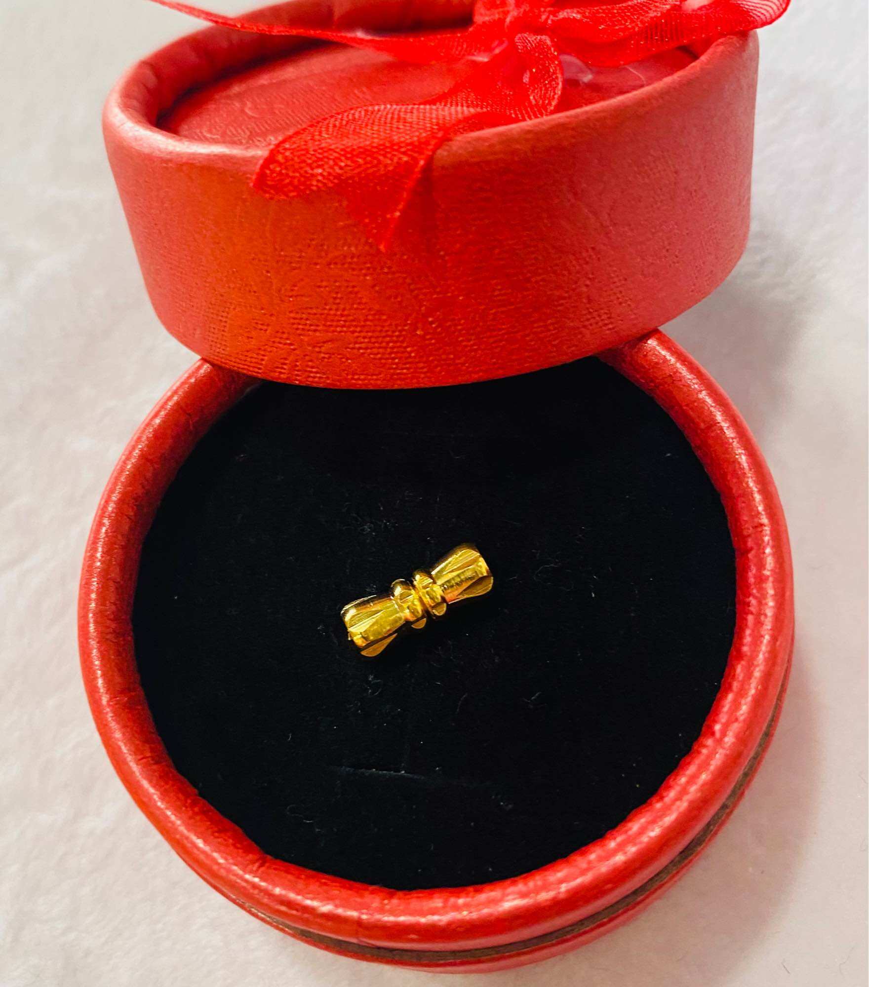 Charm khoá vàng titan mic vòng