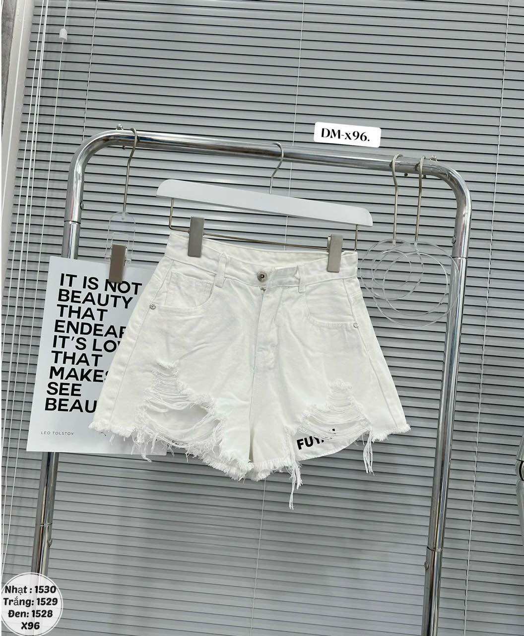 Quần short jean rách lưng cao lộ túi cá tính