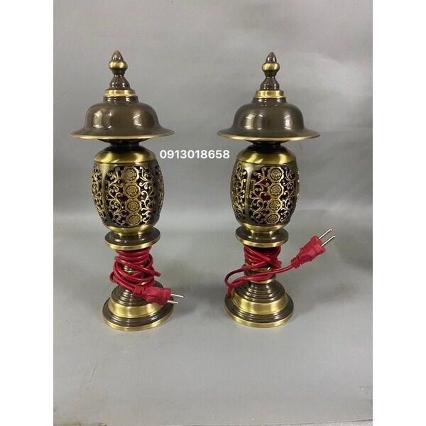 Đôi đèn thờ bằng đồng nguyên chất hun màu giả cổ cao 32cm, đôi đèn điện thờ bằng đồng.