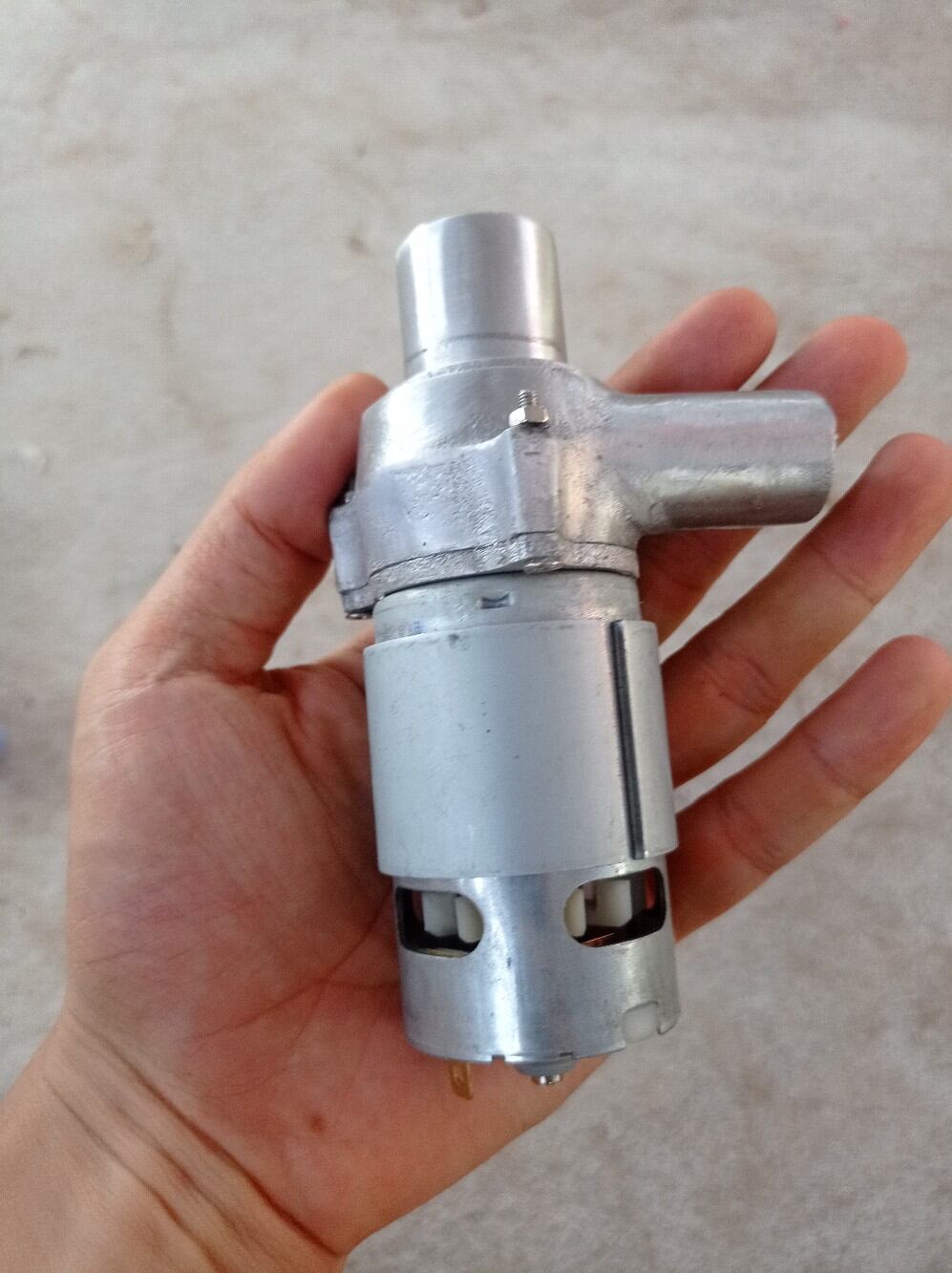 máy bơm nước 12 v dùng cho bình acquy hoặc nguồn tổ ong 12 v 20a,30 a
