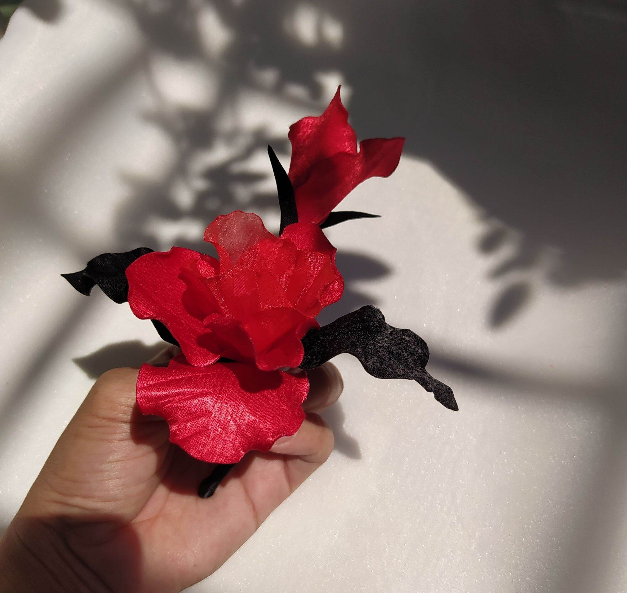 Hoa cài áo handmade Canto màu đỏ đen cao cấp