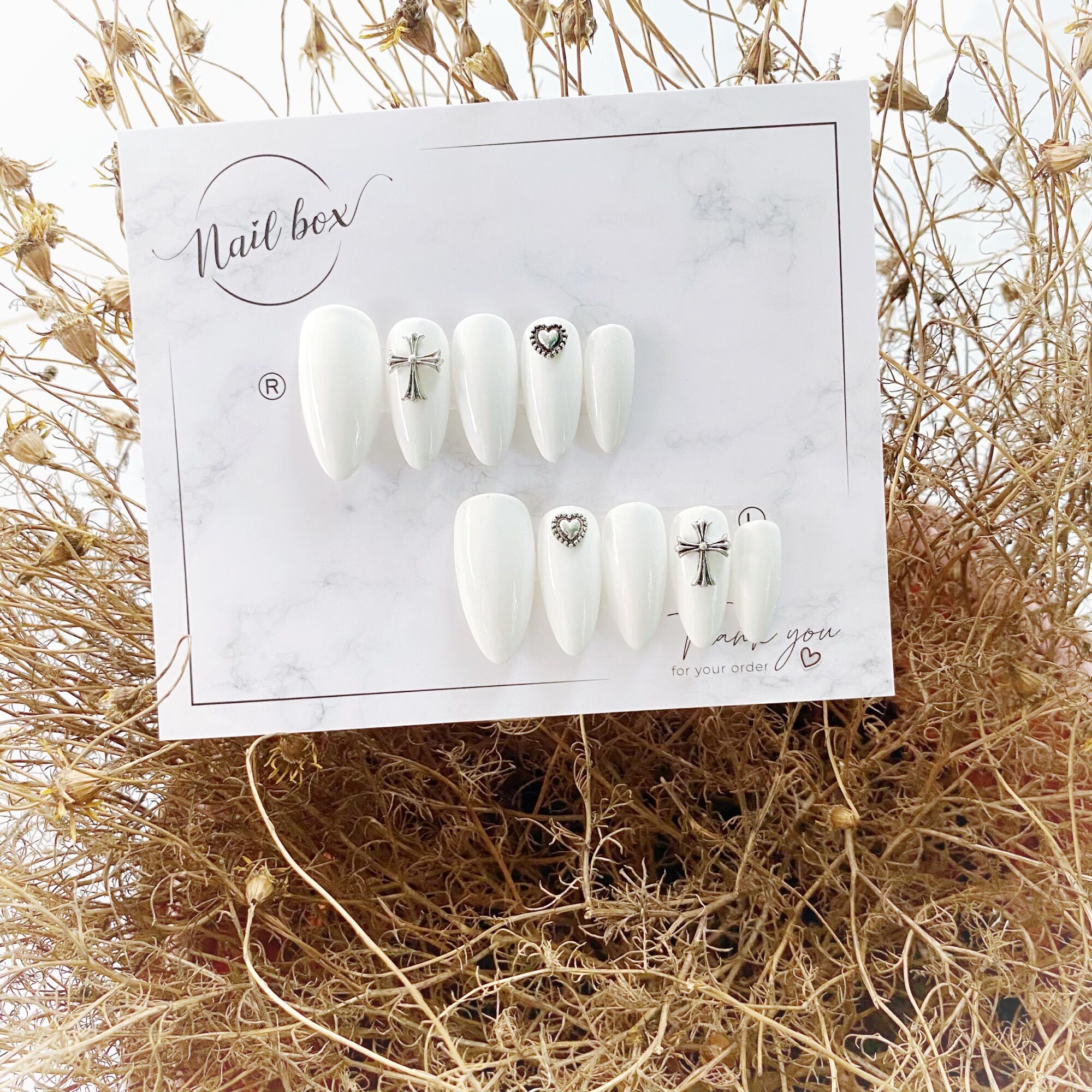 Nailbox thiết kế mẫu trắng gắn charm