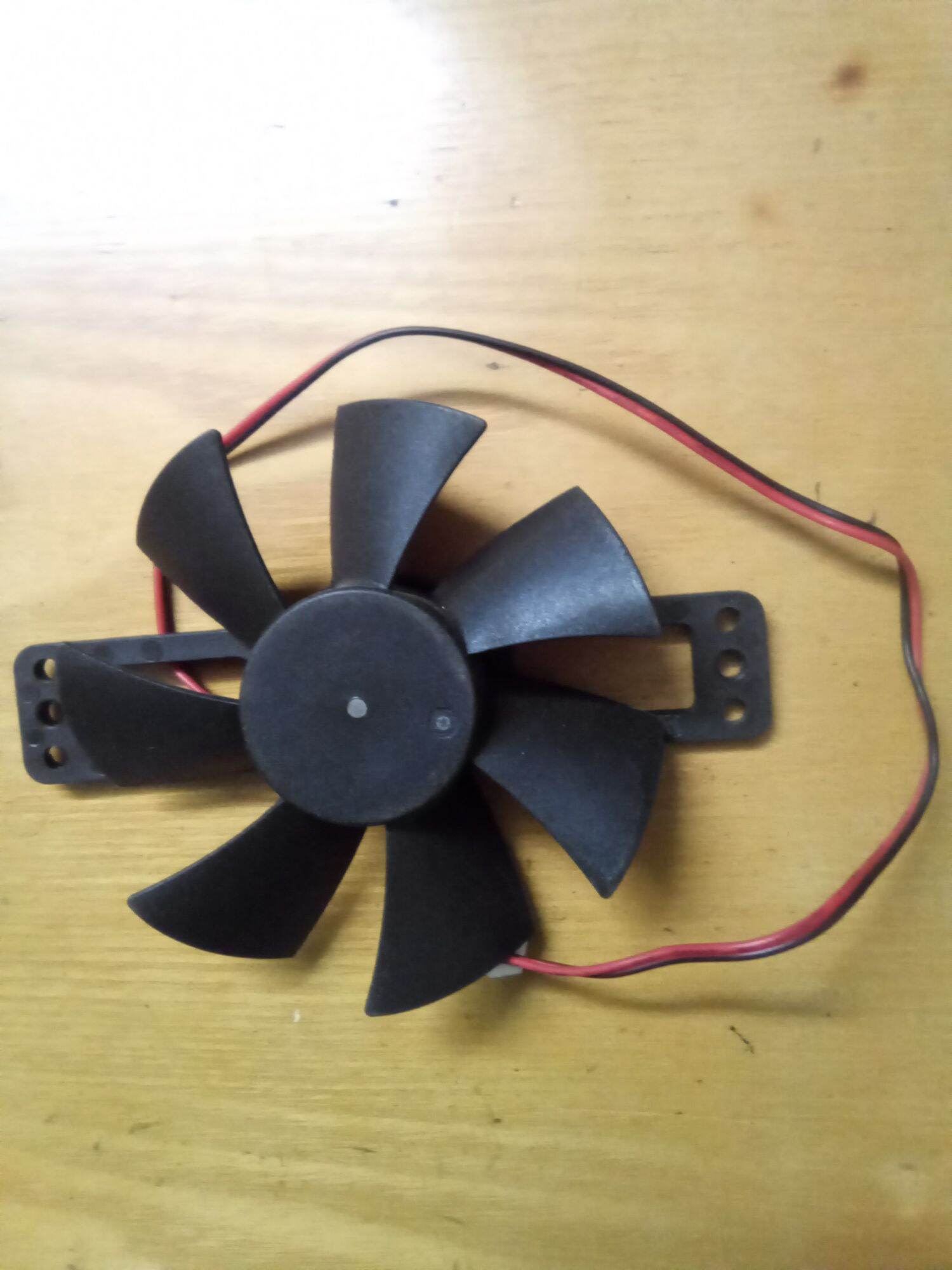 Quạt bếp từ 18V, Đường kính cánh 8.5 cm.