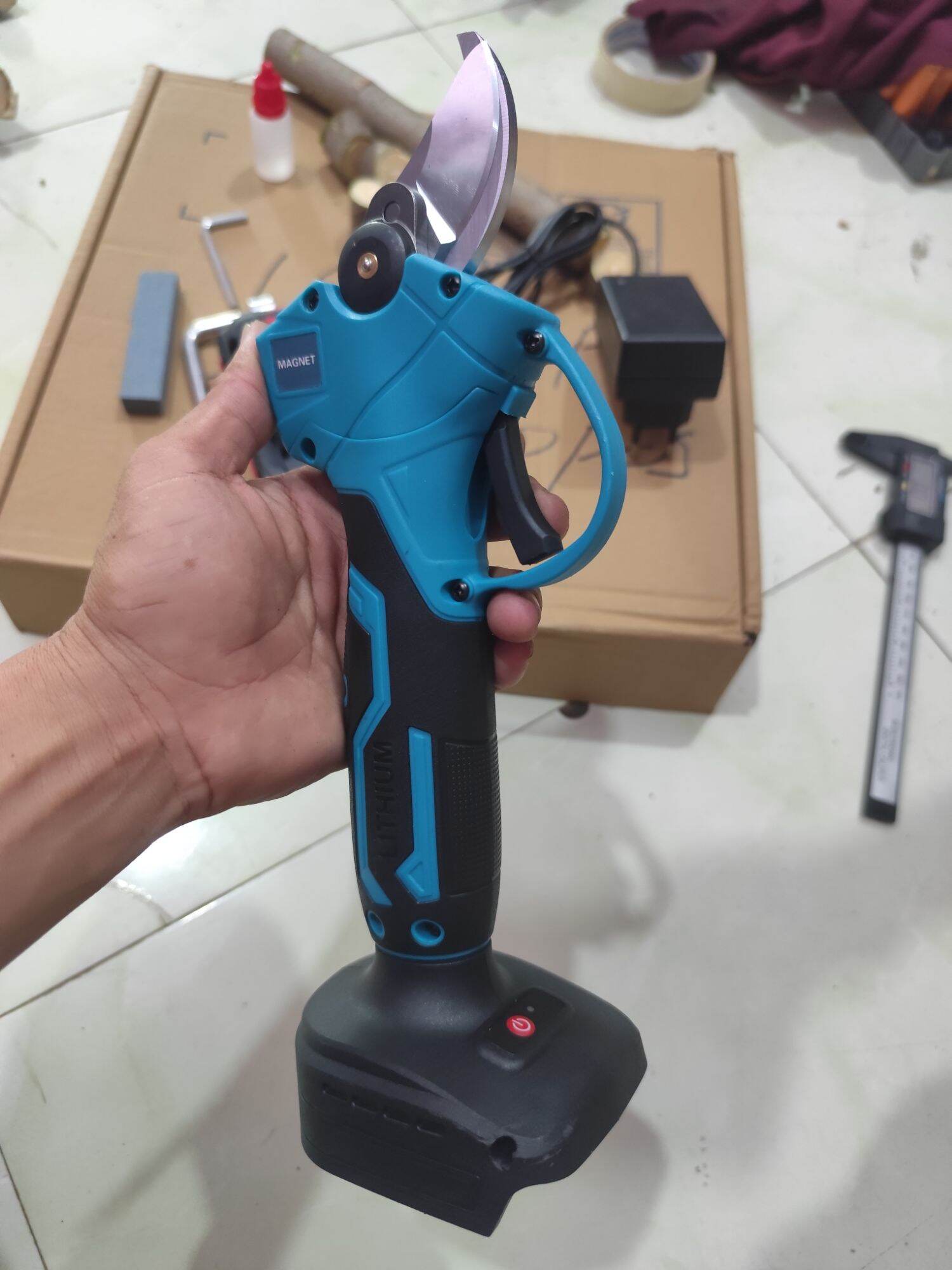 máy cắt cành, kéo cắt cành chạy pin, hàng nội địa Trung chất lượng tốt