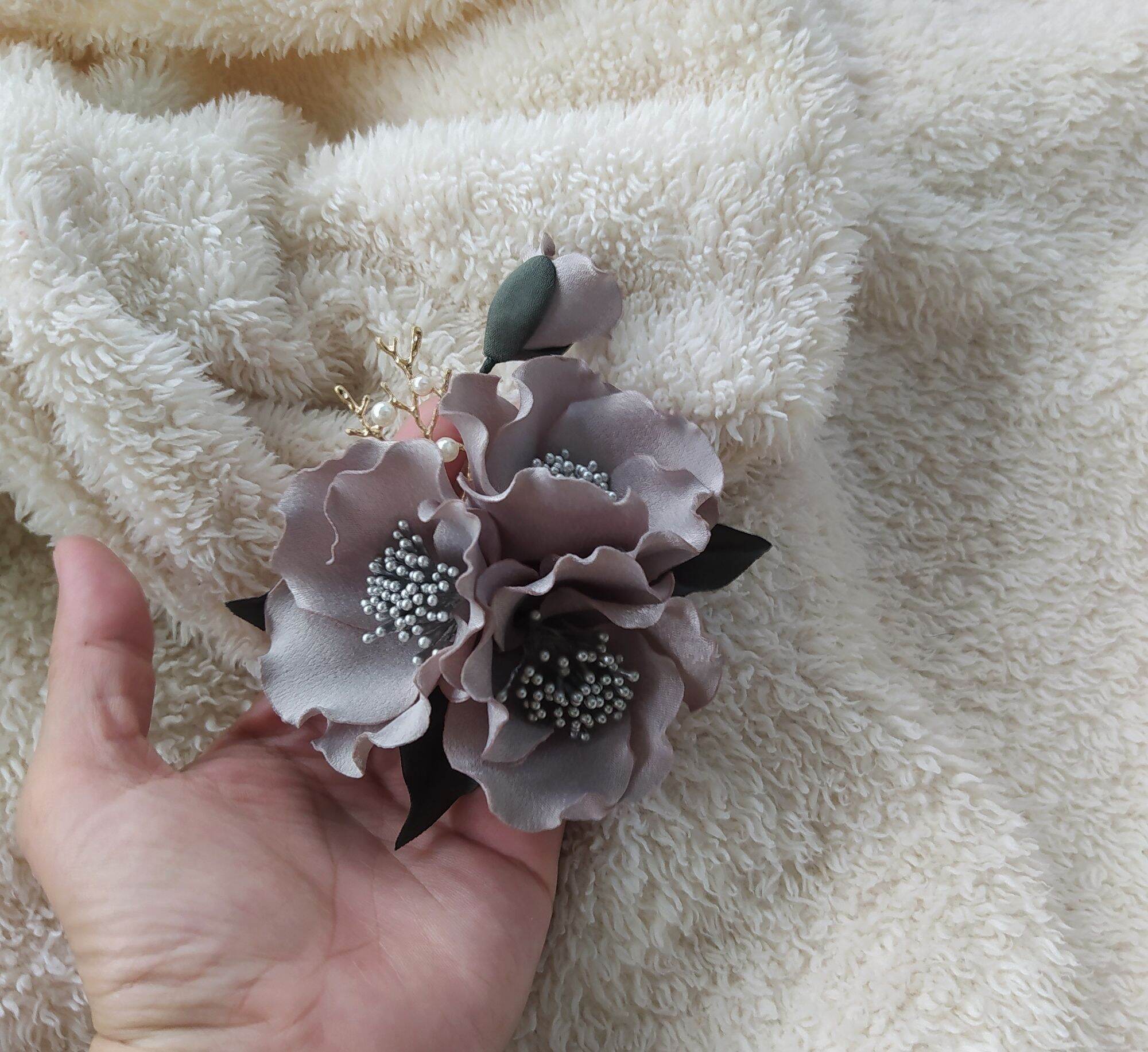 Hoa chùm cài áo handmade Canto màu xám