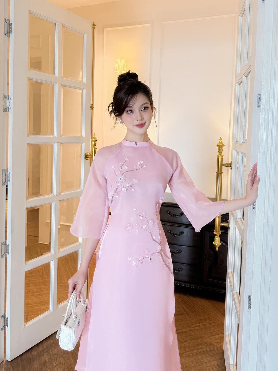 áo dài hồng thêu hoa