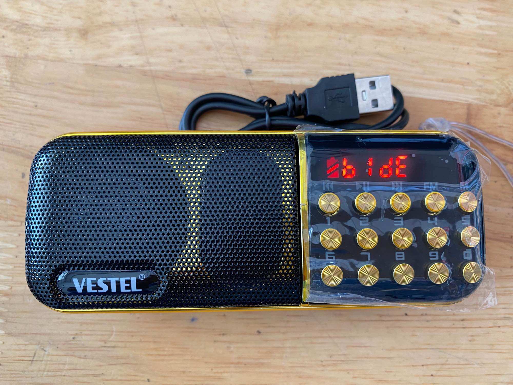 Đài thẻ nhớ SD và FM Vestel V51 (2 pin sạc)