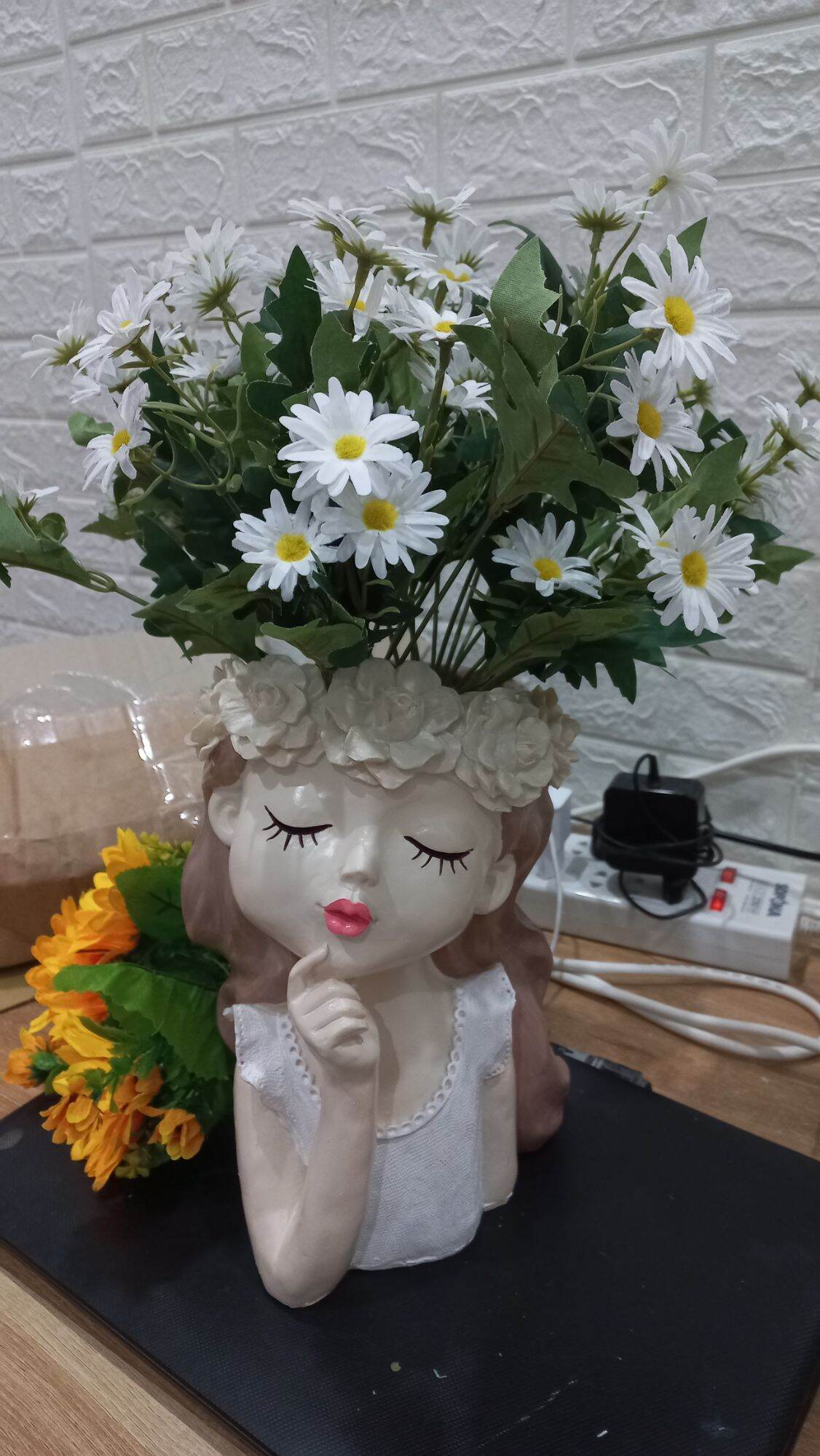 Bình hoa cô gái nhắm mắt