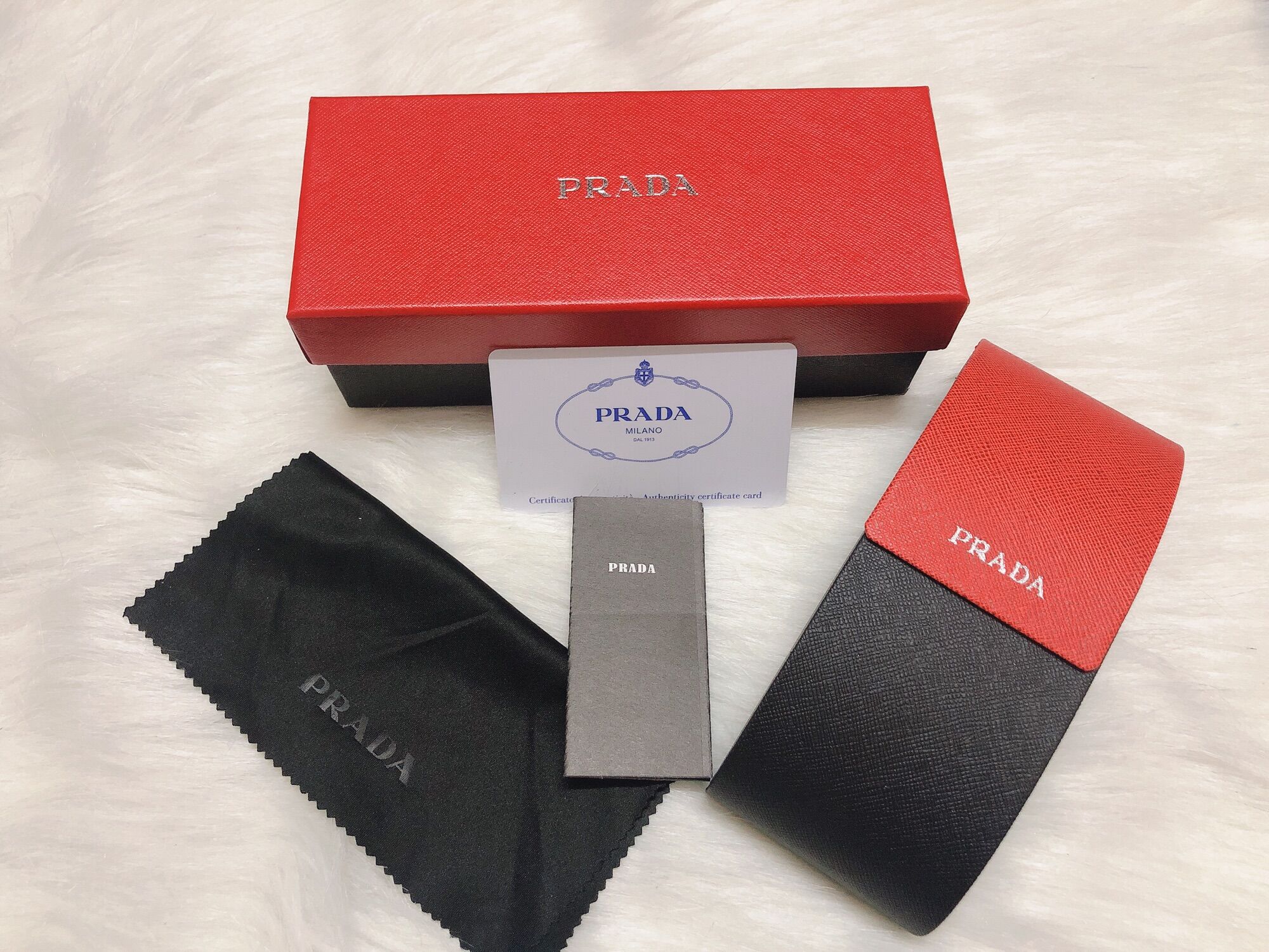 Hộp đựng kính Prada