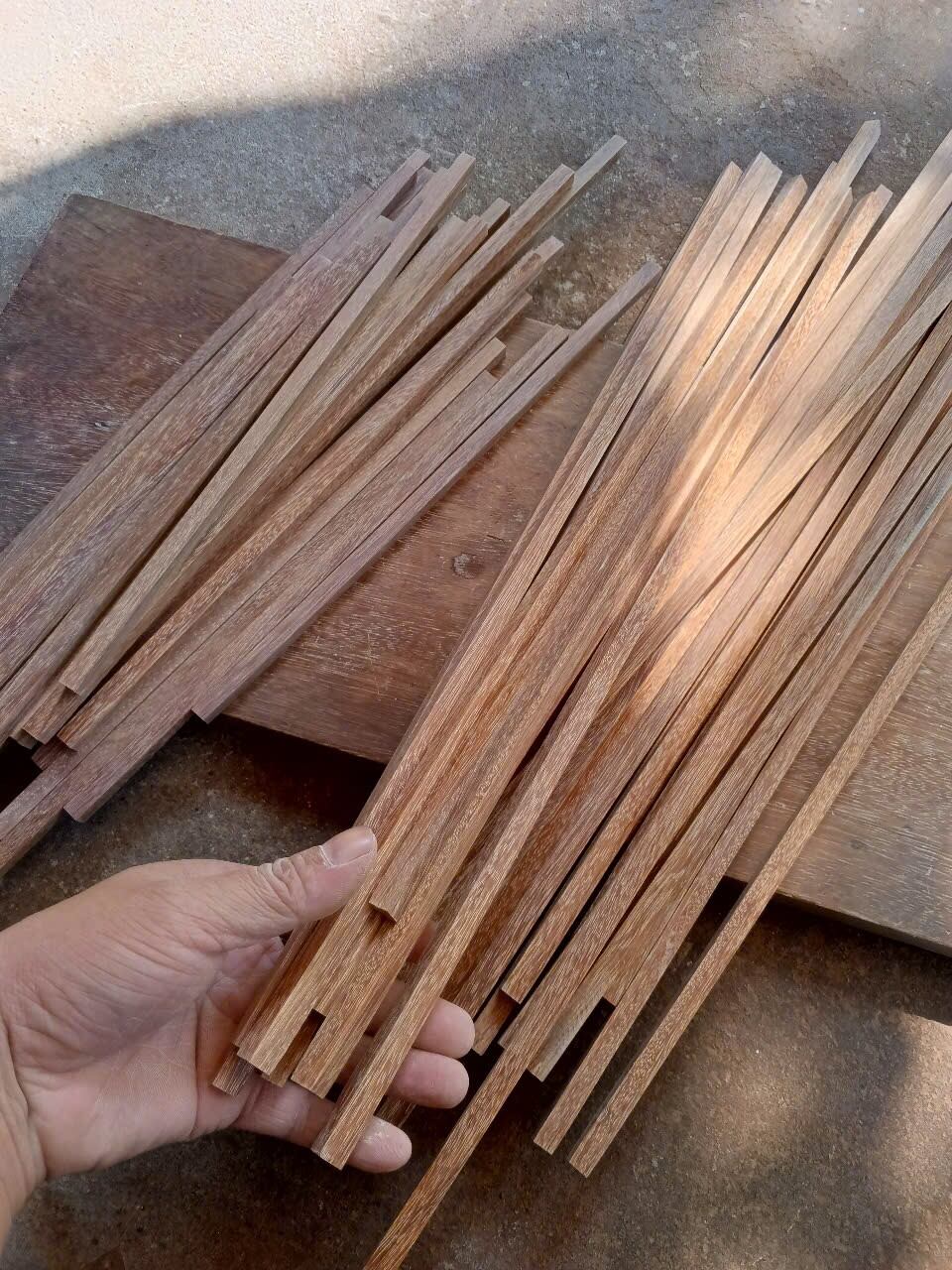 thanh gỗ lim vuông 0,8cm dài 30,40-50cm( gỗ lim tốt)