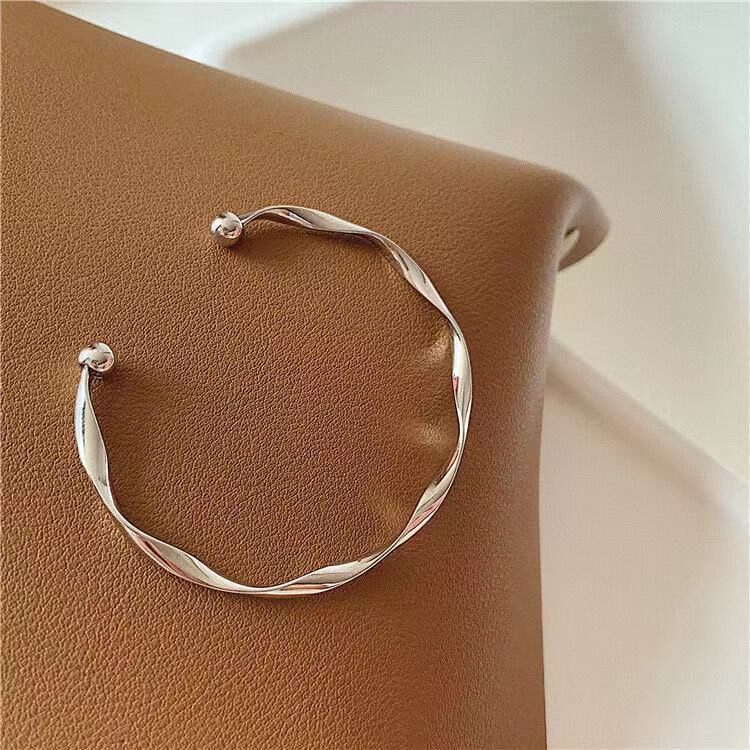 Vòng tay xoắn dạng hở