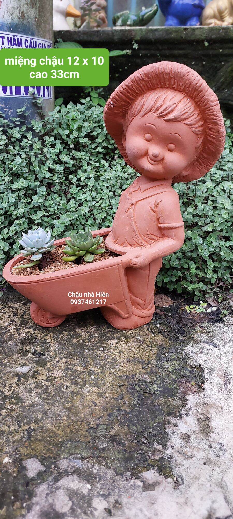 Chậu đất nung Bình Dương, bé trai đẩy xe rùa