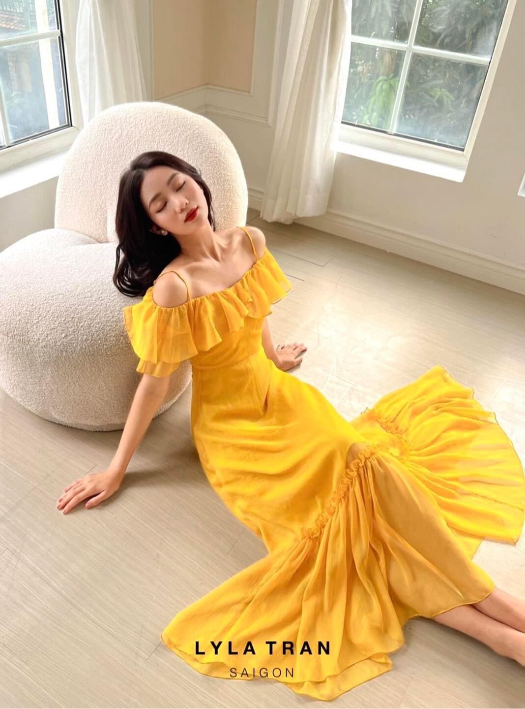 Đầm maxi vàng du lịch hở vai bèo tay ôm eo (STEFFY)