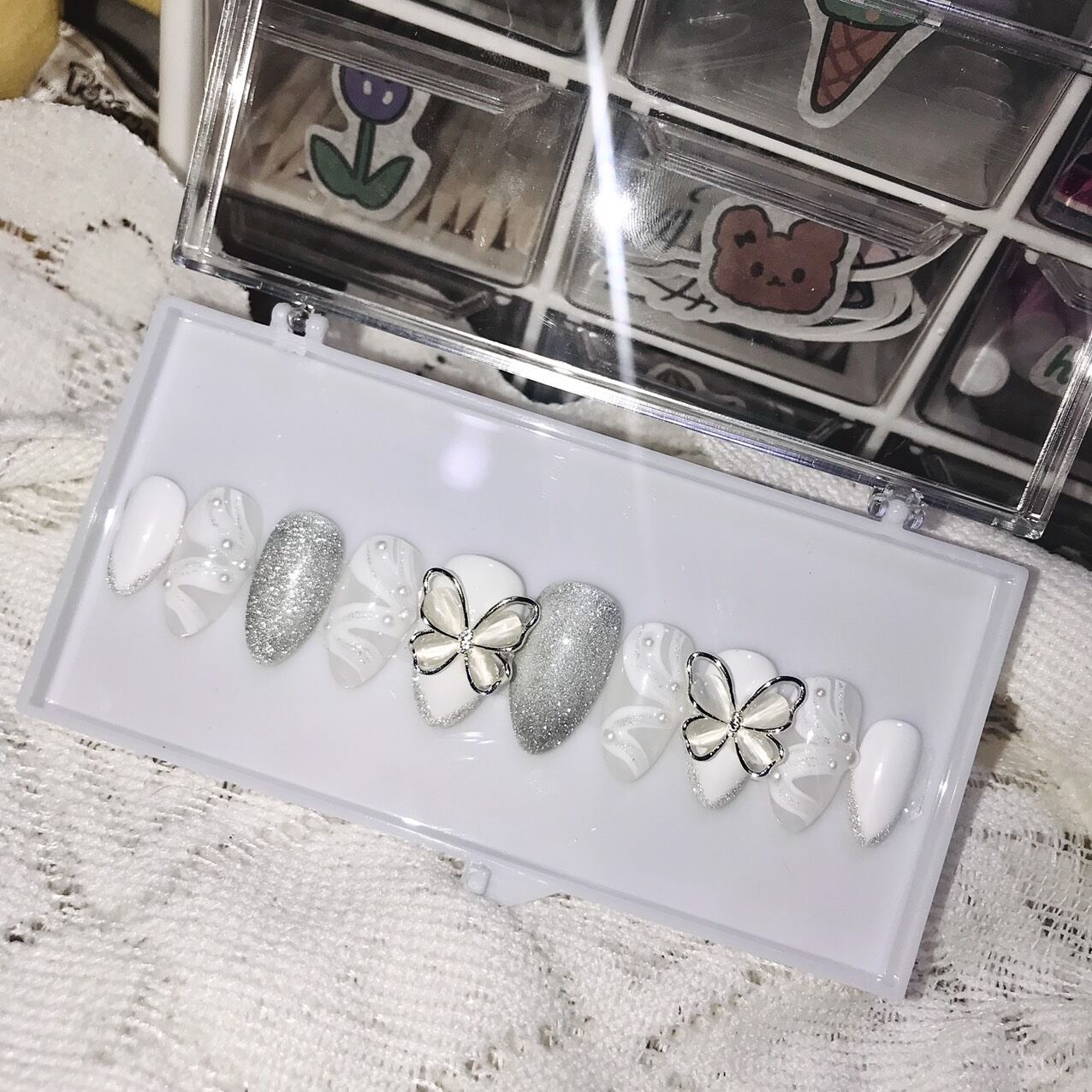 Nail box móng úp thiết kế đính charm bướm