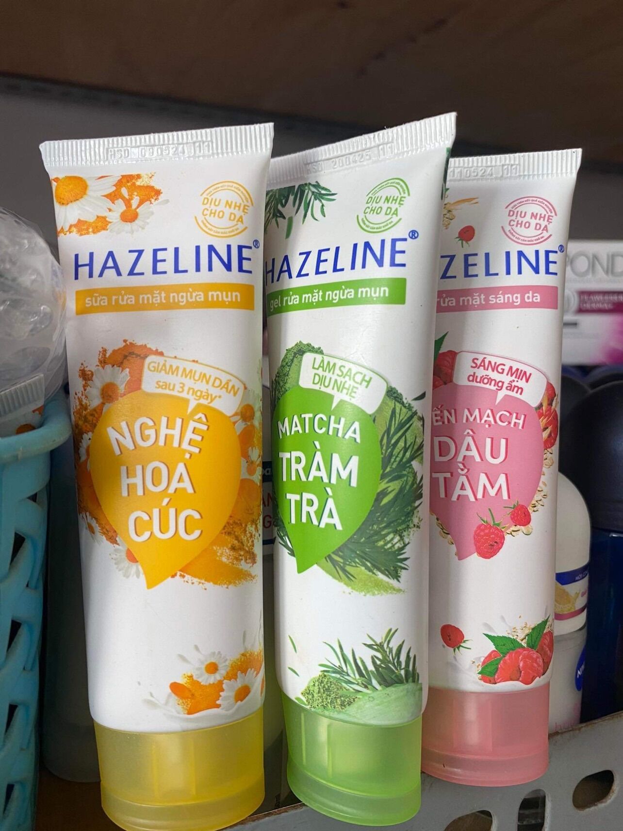 Sữa rữa mặt Hazeline 50g ngăn ngừa mụn nghệ hoa cúc