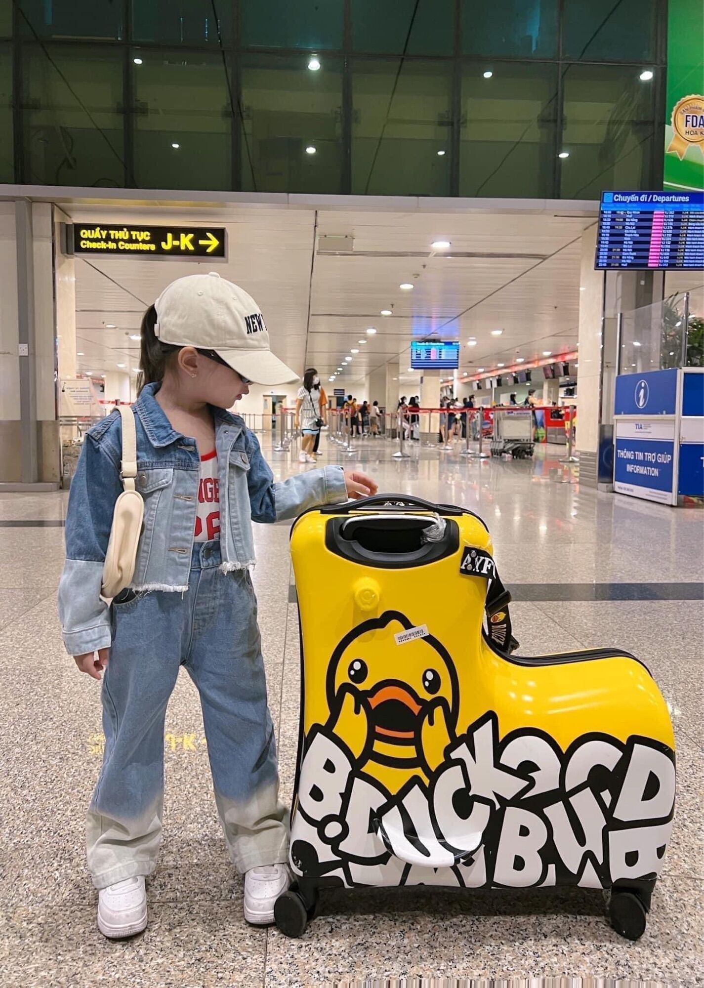 VALI BDUCK CHO BÉ( sẵn đủ size 20-24)