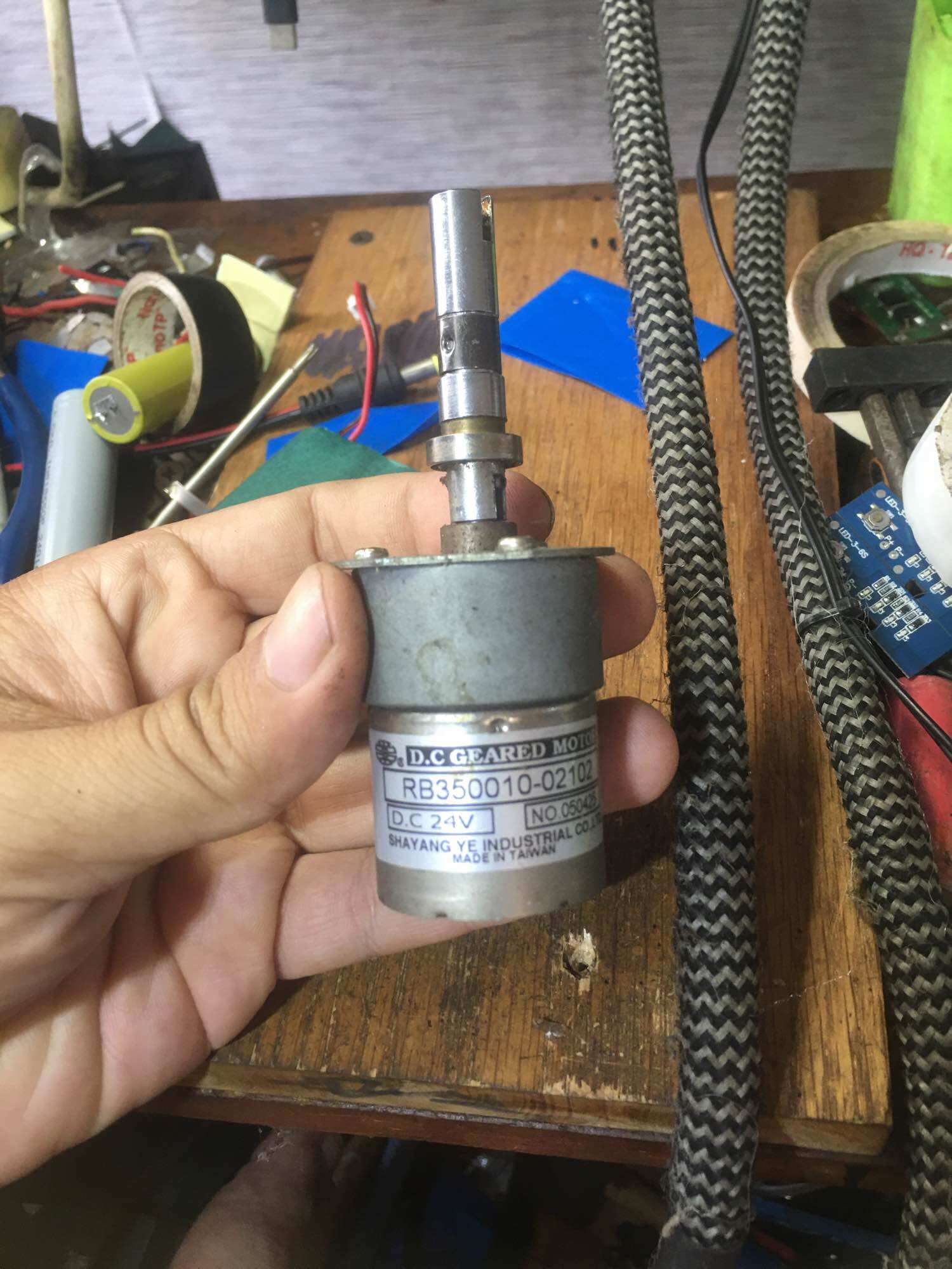 Motor 24v với hộp số giảm tốc không kén adapter