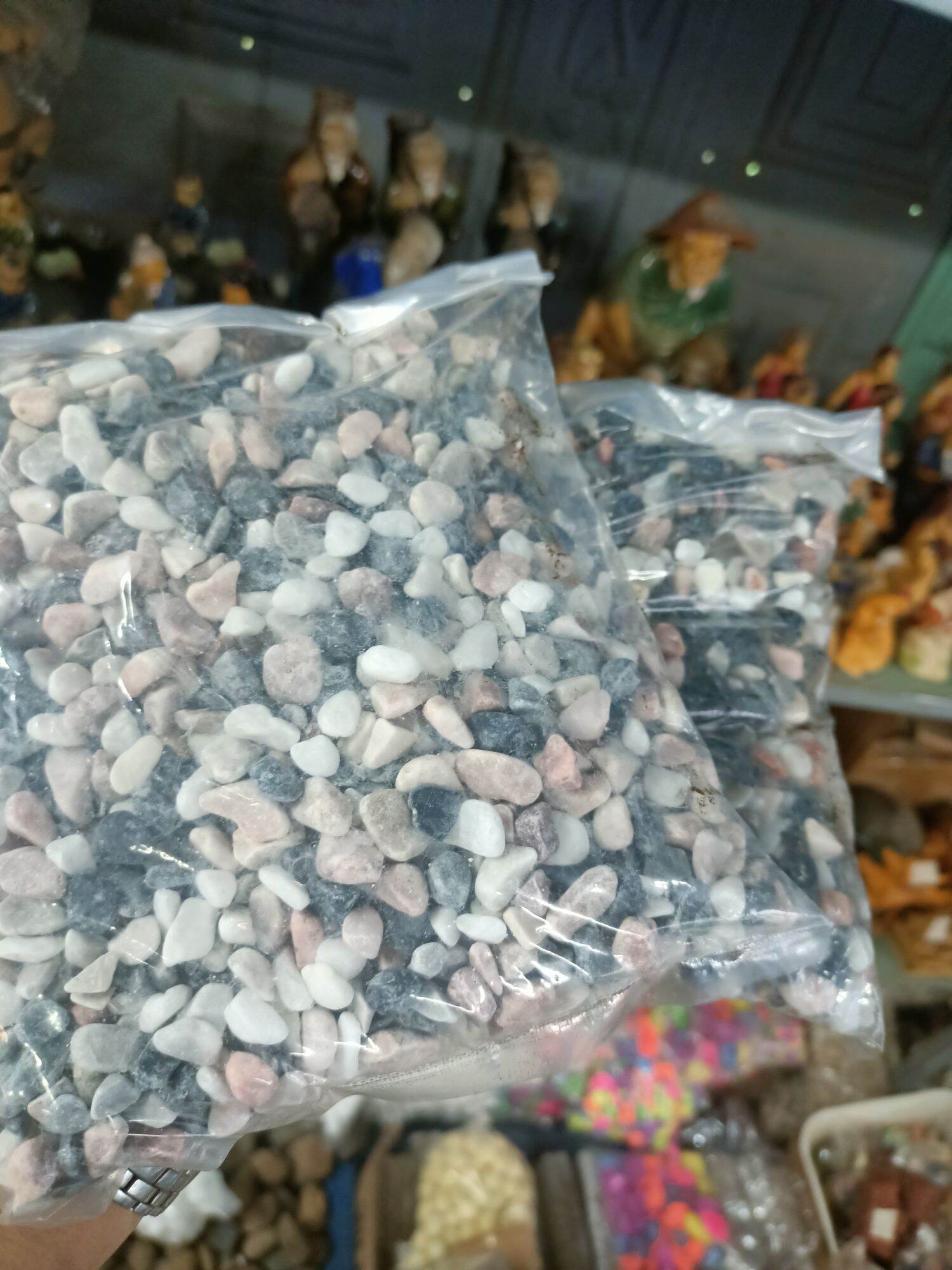 Sỏi tự nhiên trang trí hồ cá , sỏi nhiều màu trải nền trang trí bể cá