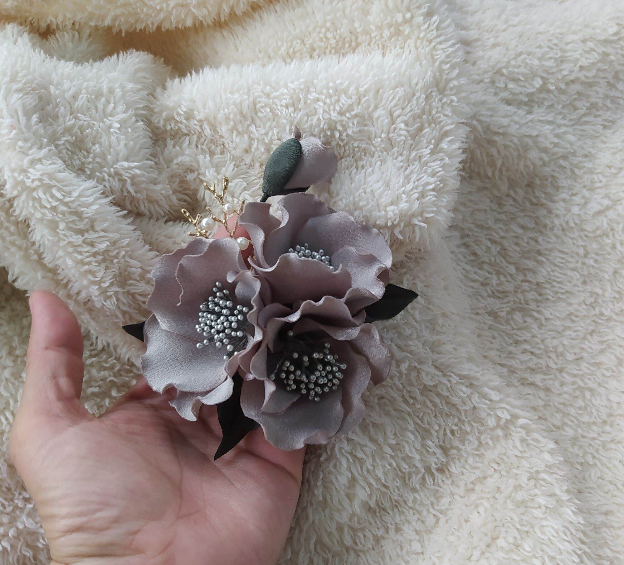 Hoa chùm cài áo handmade Canto màu xám
