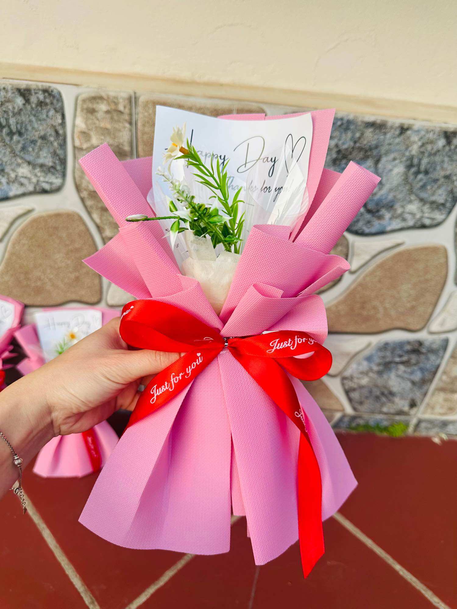 Bó hoa mimi cài 3 tờ tiền