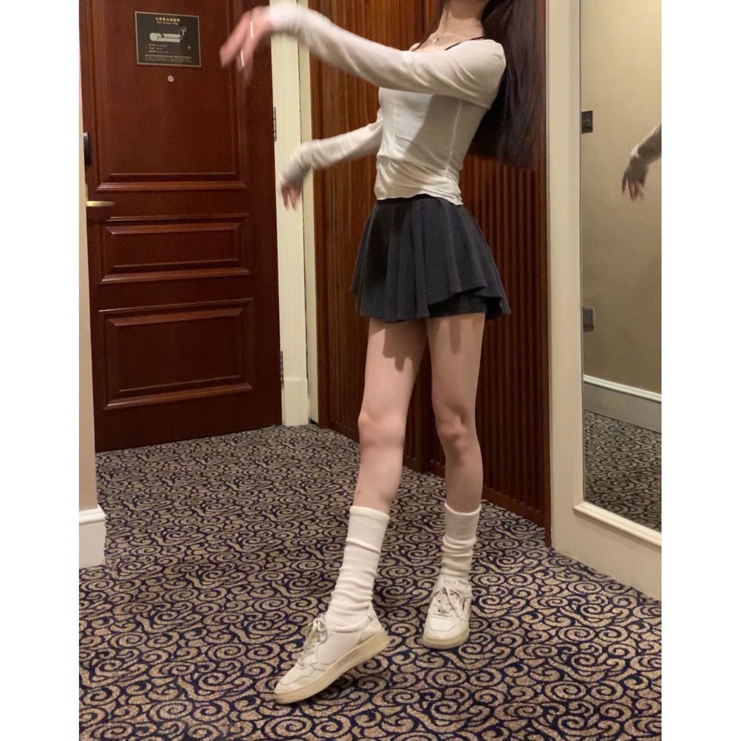 Lisa Blackpink biến hóa với chân váy mini  Ngôi sao