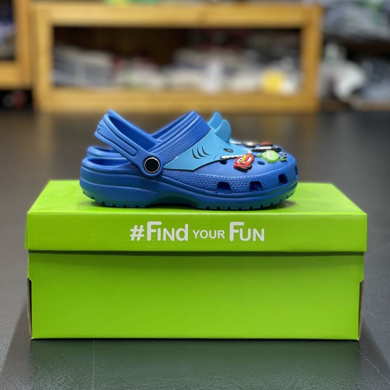 SỤC CROCS-TRẺ EM CLASSIC VI CÁ MẬP- tặng 6 sticker