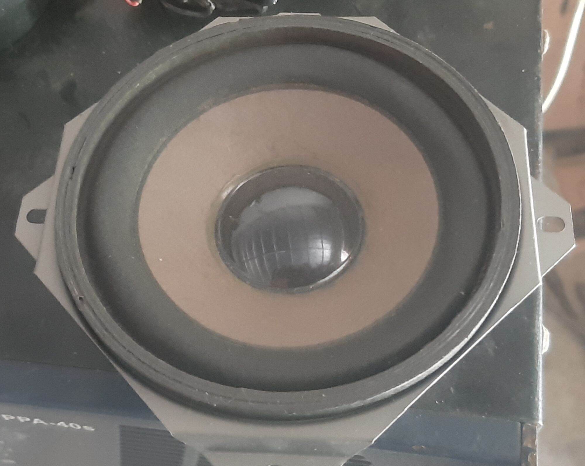 Loa bass 10cm tháo từ đài japan. 1 đôi