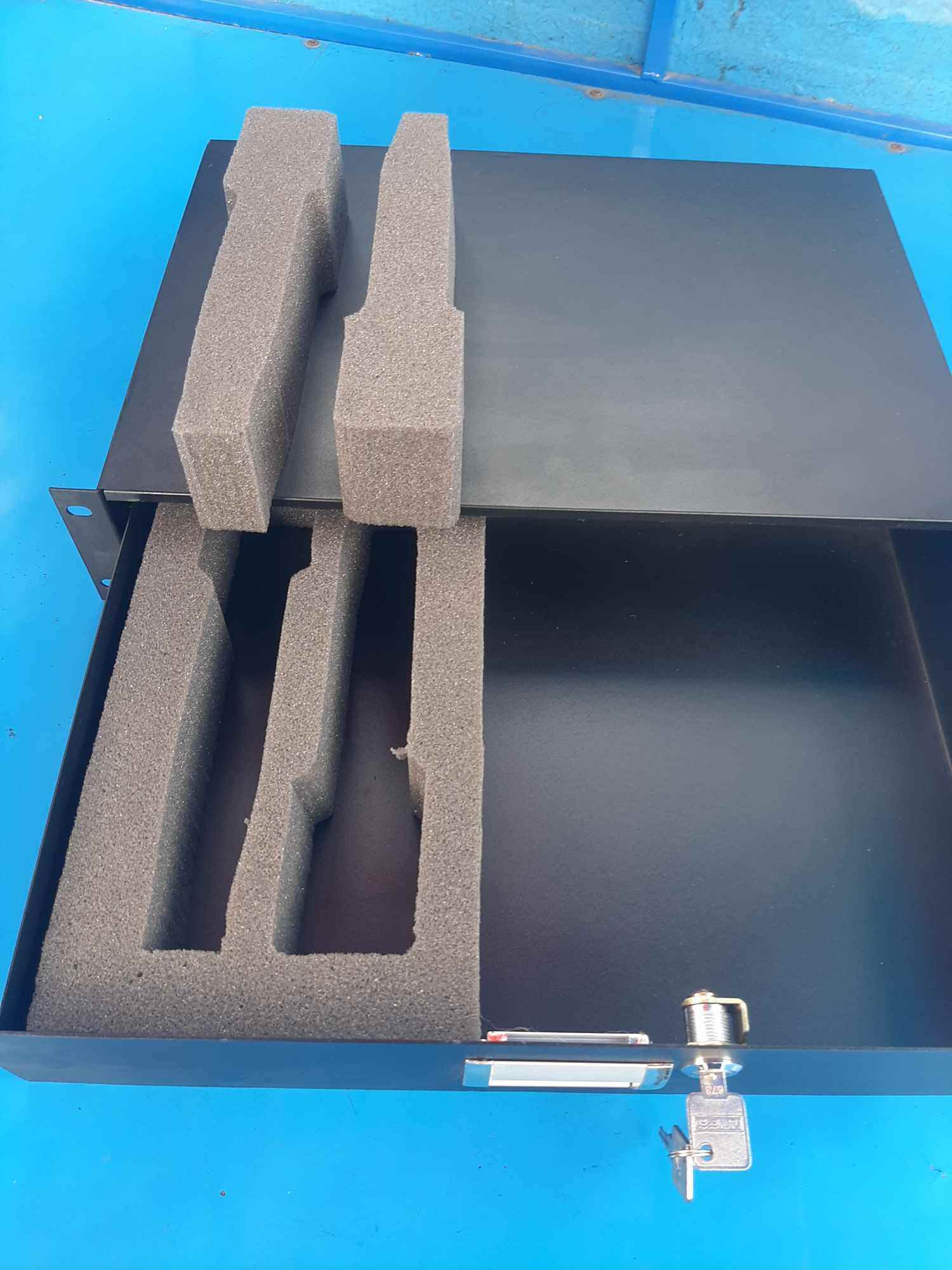 ngăn kéo đựng micro có mút 2 tay mic
