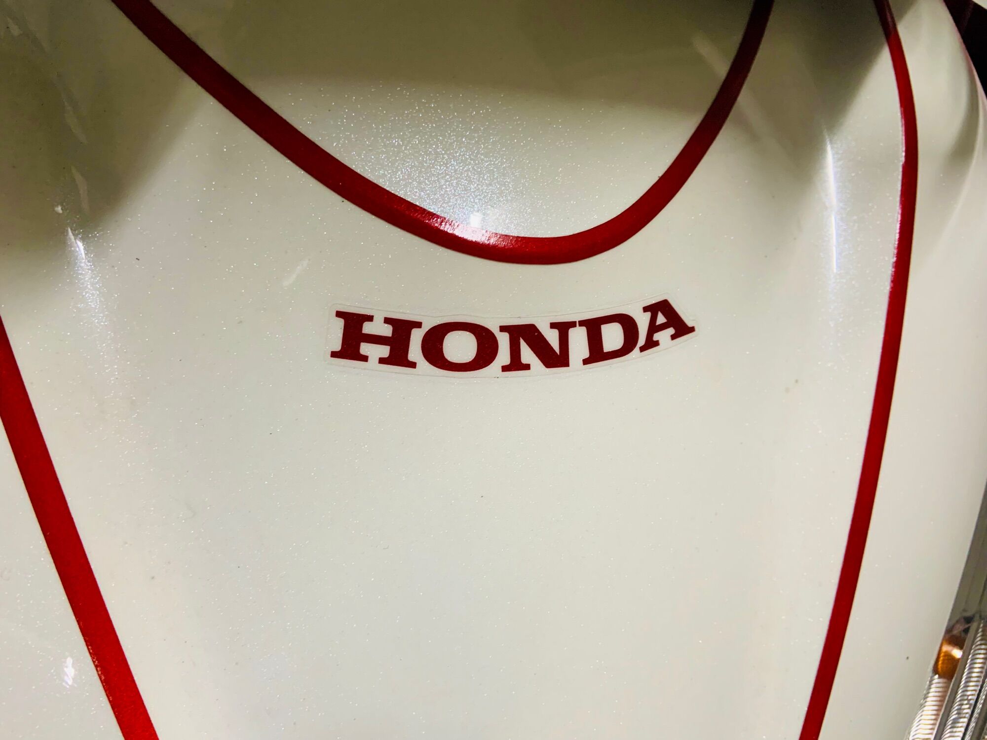 Tem Cong honda zin đỏ dán mặt nạ