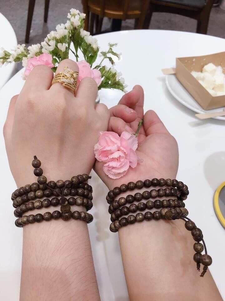 Chuỗi 108 hạt trầm hương tốc tự nhiên.