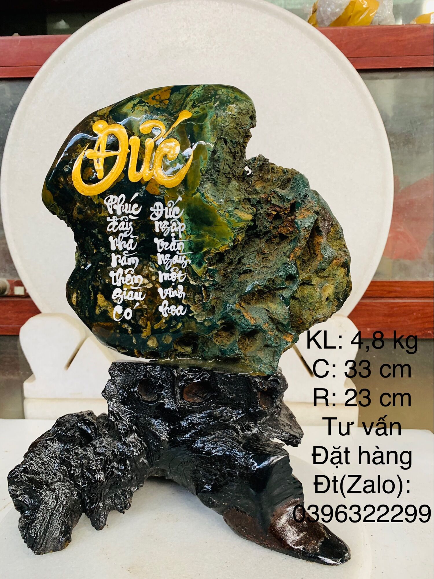 Thư pháp trên đá canxedon xanh vàng màu tự nhiên,( TPDS52,KL: kg, C: cm, R: cm ),thơ chữ : ( Đức ) , viết chữ theo yêu cầu quý khách …( TPTD01)