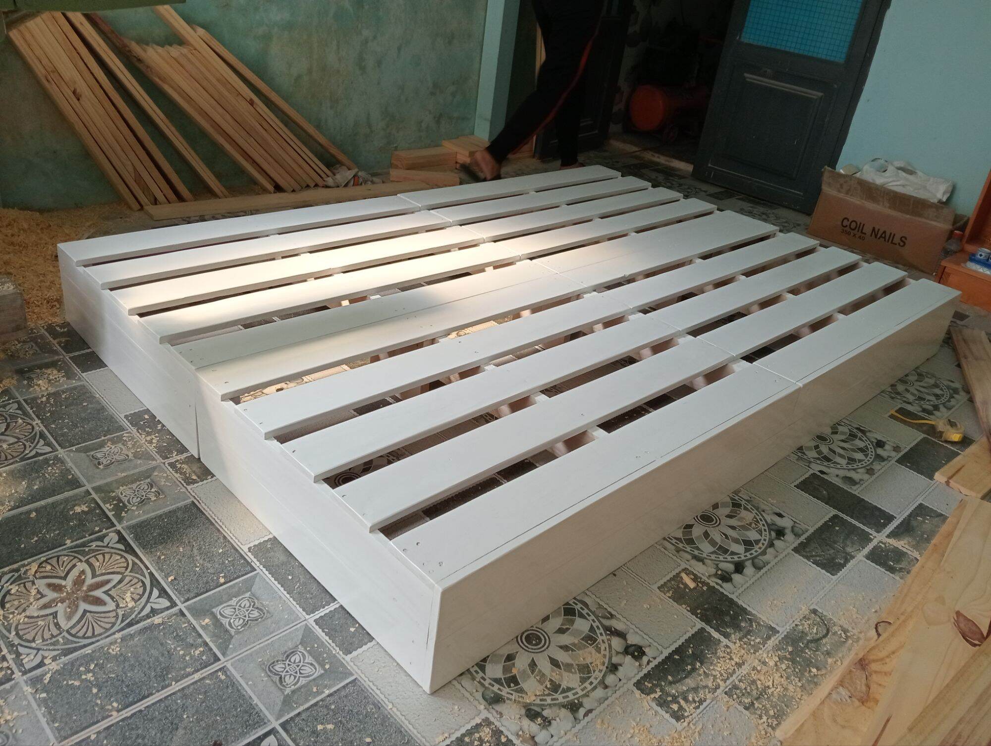 giường pallet gỗ thông nhập khẩu 1m4×2m cao 20phân kin chân hộp sơn Pu trắng