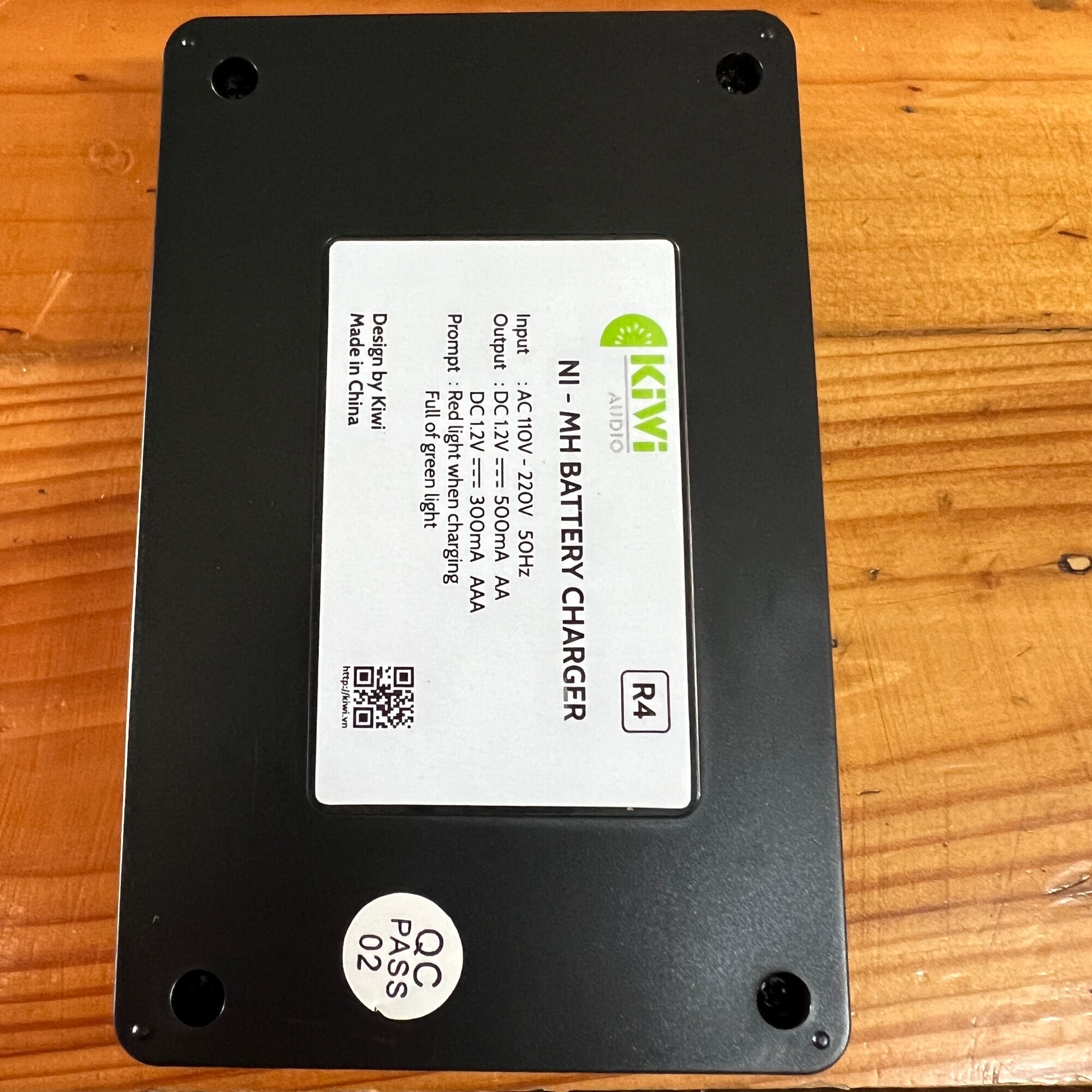 dock sạc kiwi sạc 4 viên pin