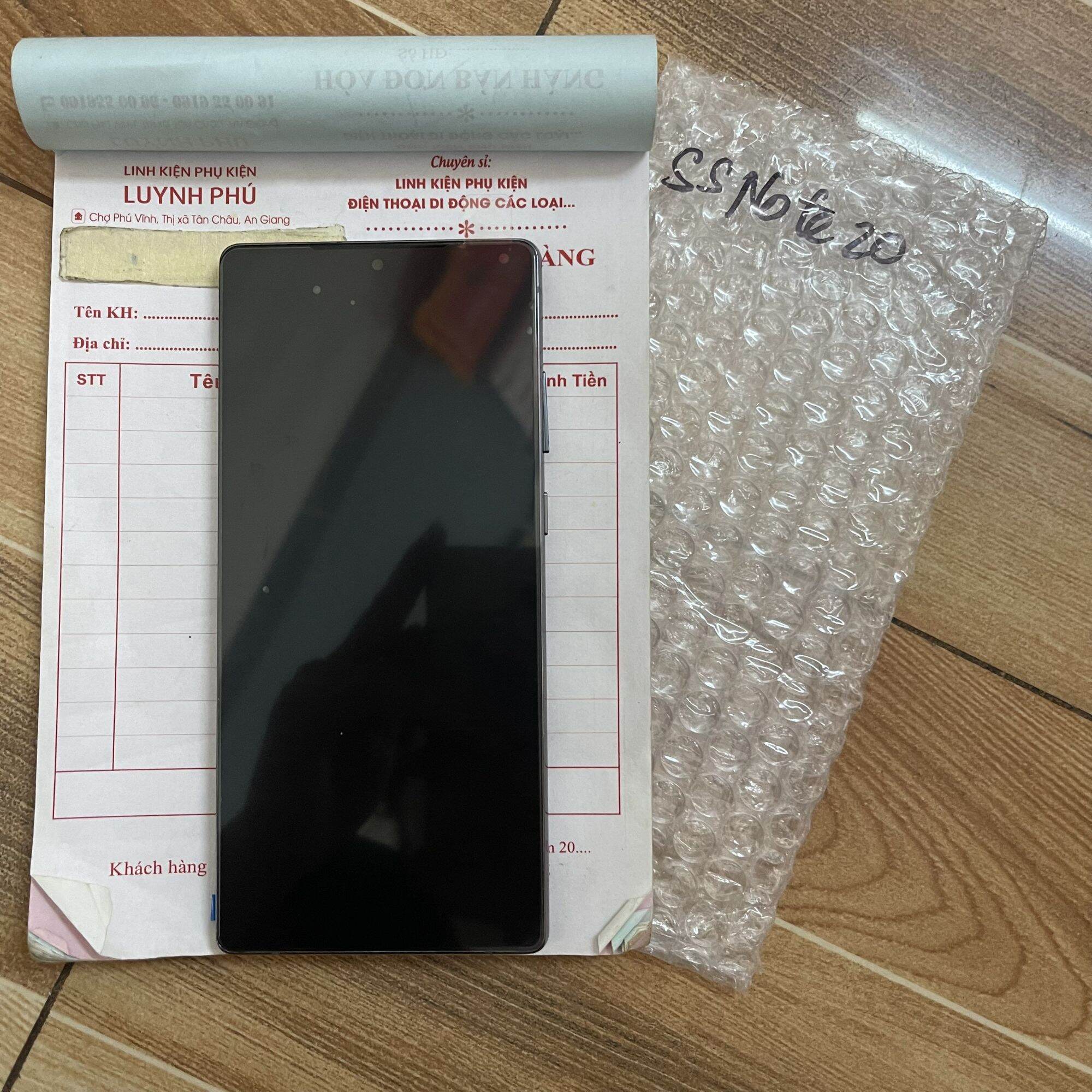 Màn hình samsung note 20 có khung