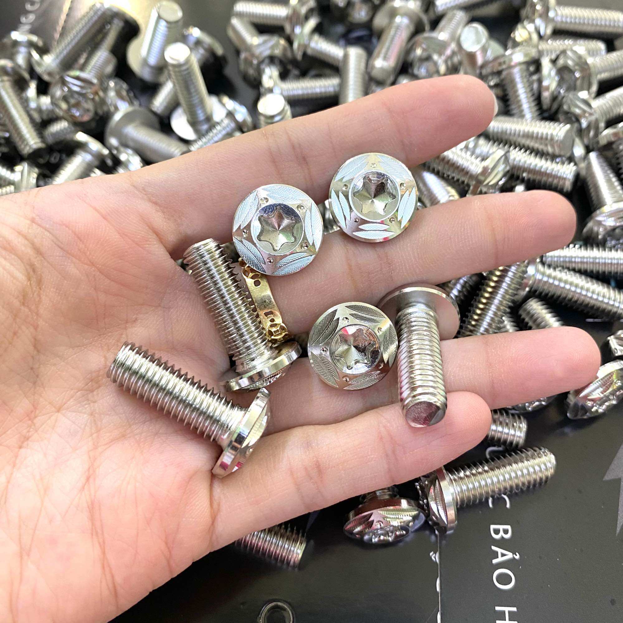 Ốc đĩa 8li mũi tên inox 304 bắt đĩa các dòng xe