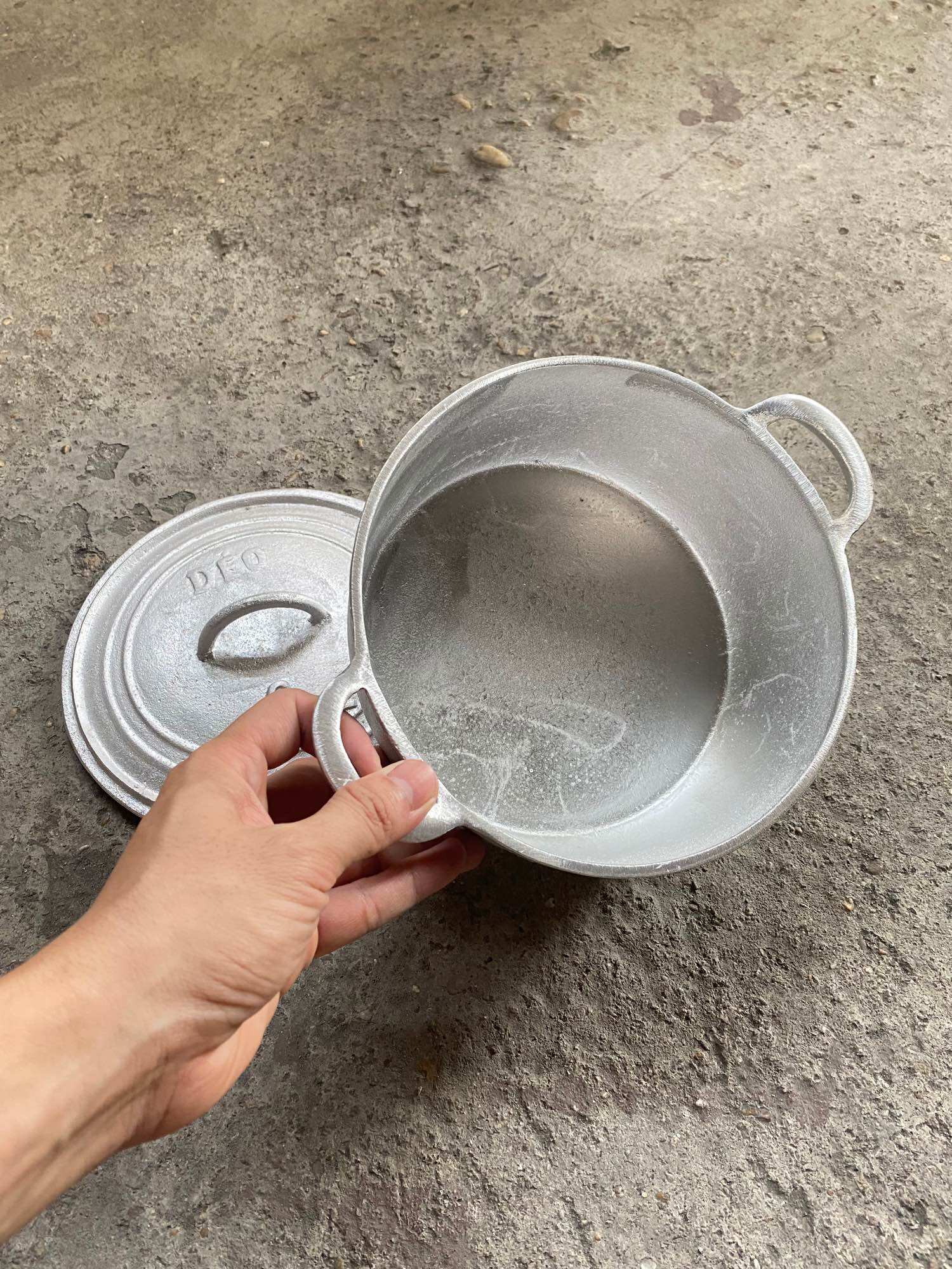 XOONG GANG ĐÚC THỦ CÔNG LÀNG NGHỀ SỐ 6 ( ĐK 19cm )