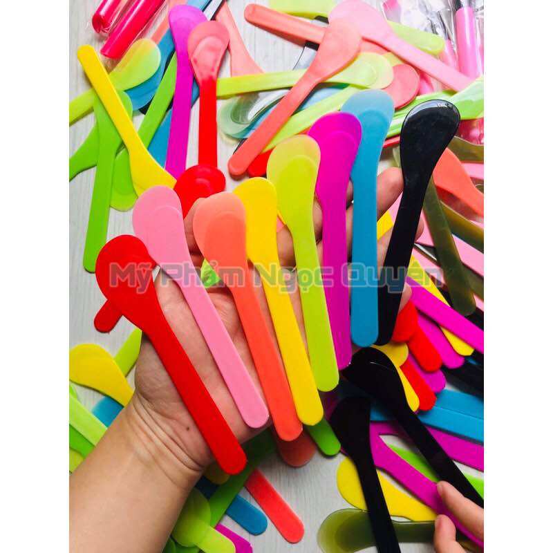 Muỗng nhựa trộn kem đắp mặt nạ
