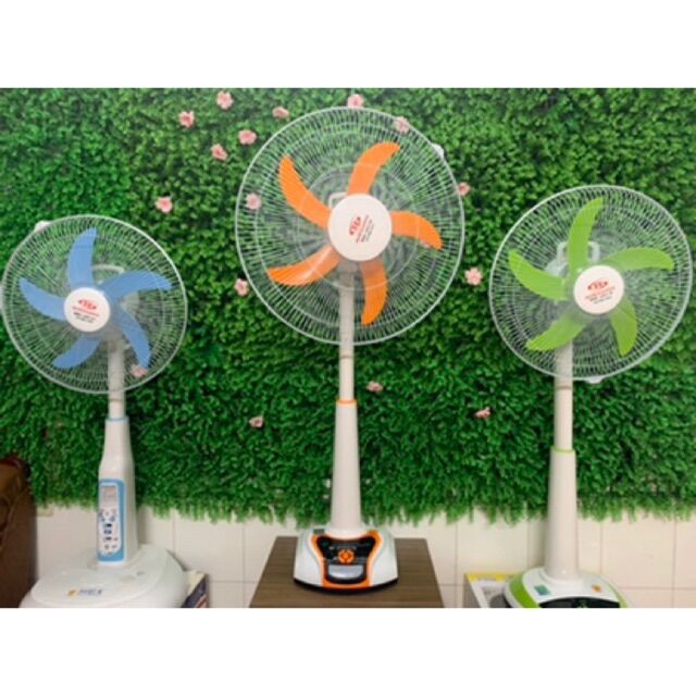 Quạt sạc tích điện 18inch - cánh siêu to có đèn led và cổng sạc điện thoại.